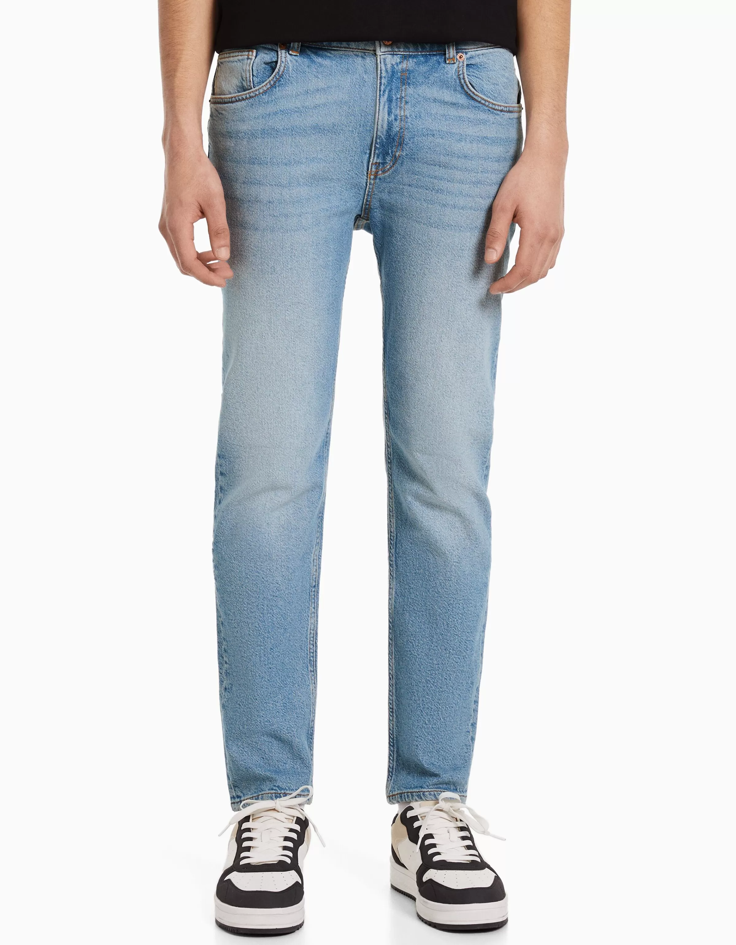 Bershka Jeans Slim Fit in Denim Blu Sbiadito con Lavaggio Vintage - Modello Adatto con Taglio Aderente