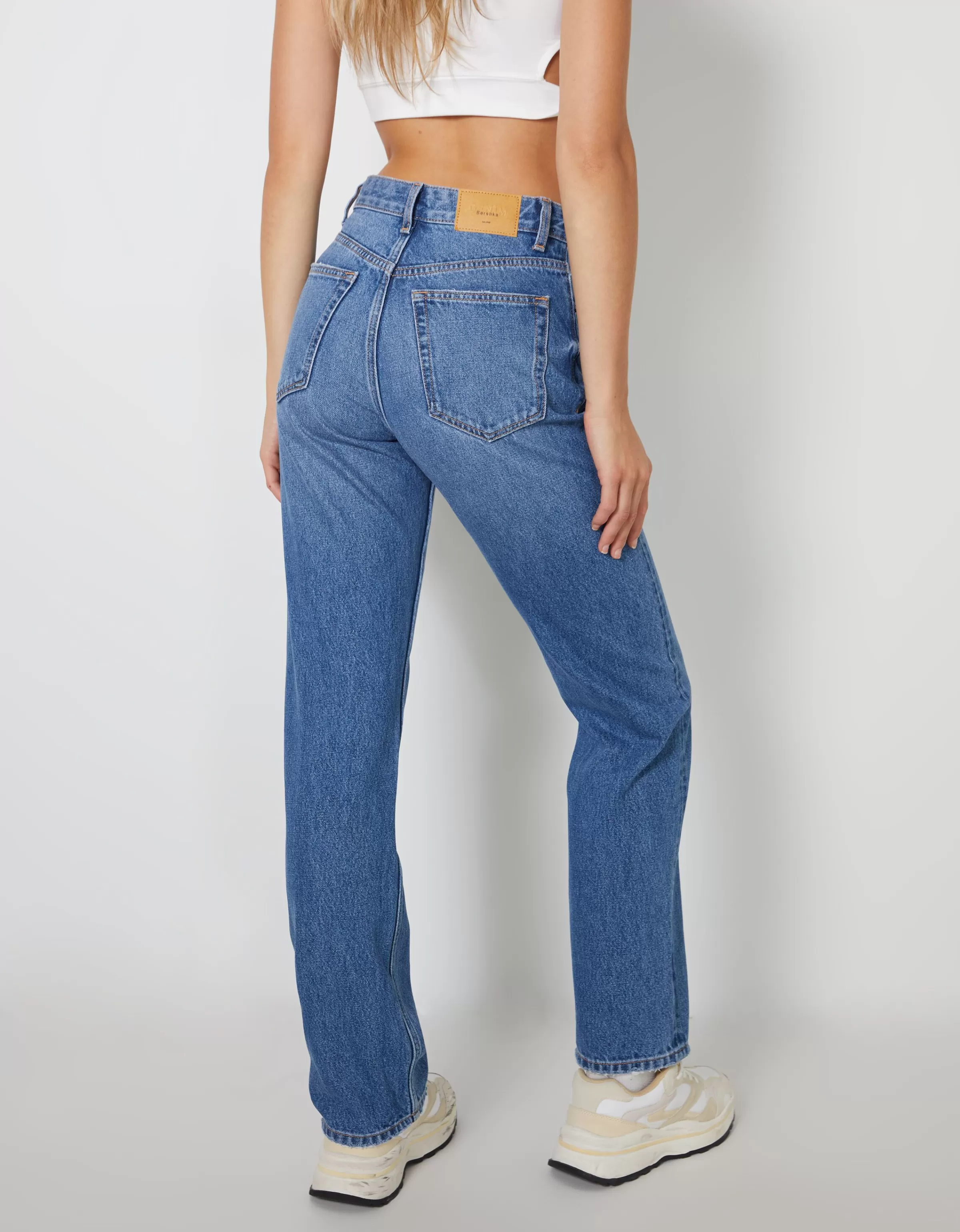 BERSHKA Denim Elasticizzato - Jeans Dritti a Vita Media in Blu Classico Da Donna, Taglio Comfort per Tutto il Giorno