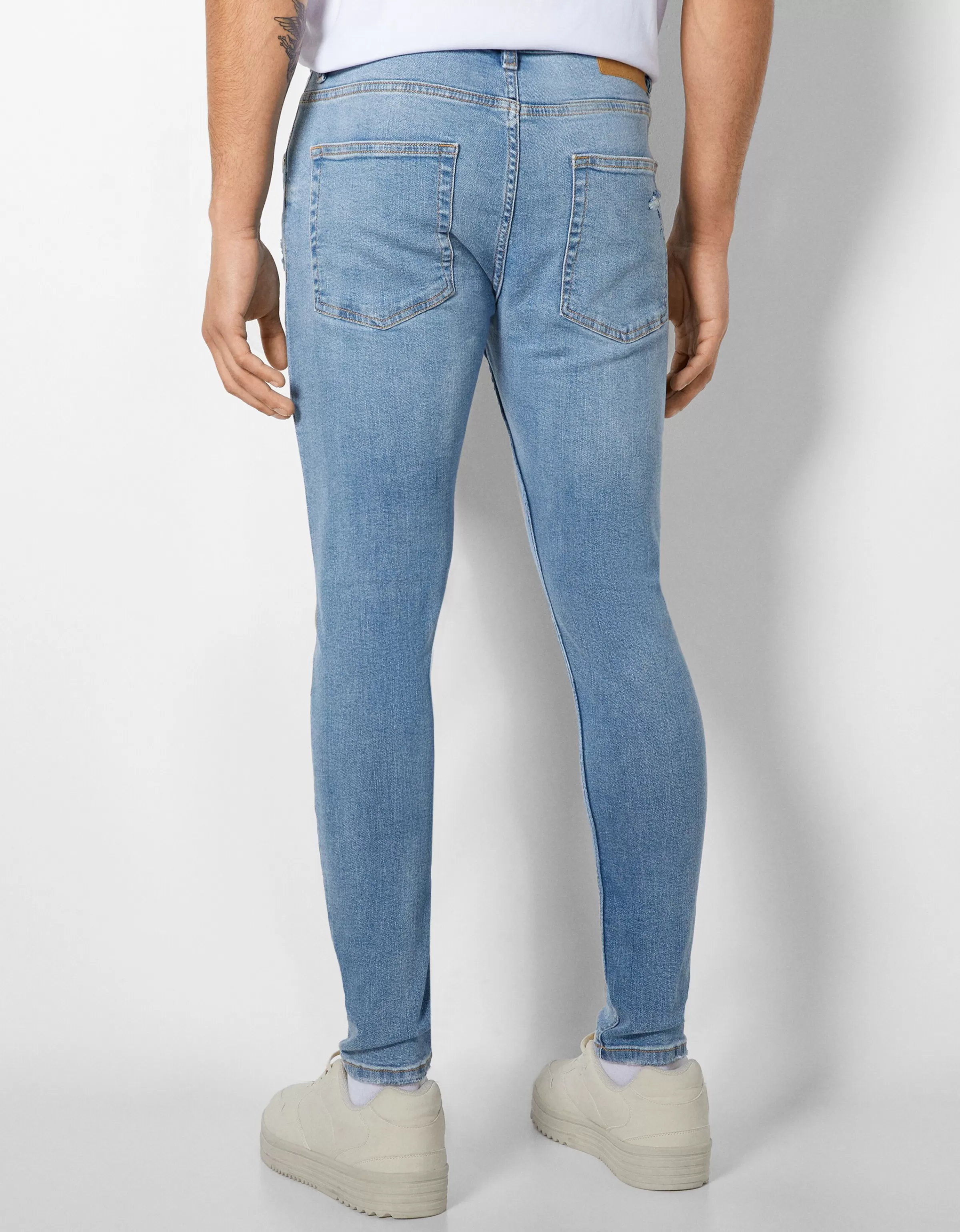 BERSHKA Denim Strappati Effetto Vissuto - Pantaloni Super Skinny Blu Scuro con Finiture Usurate