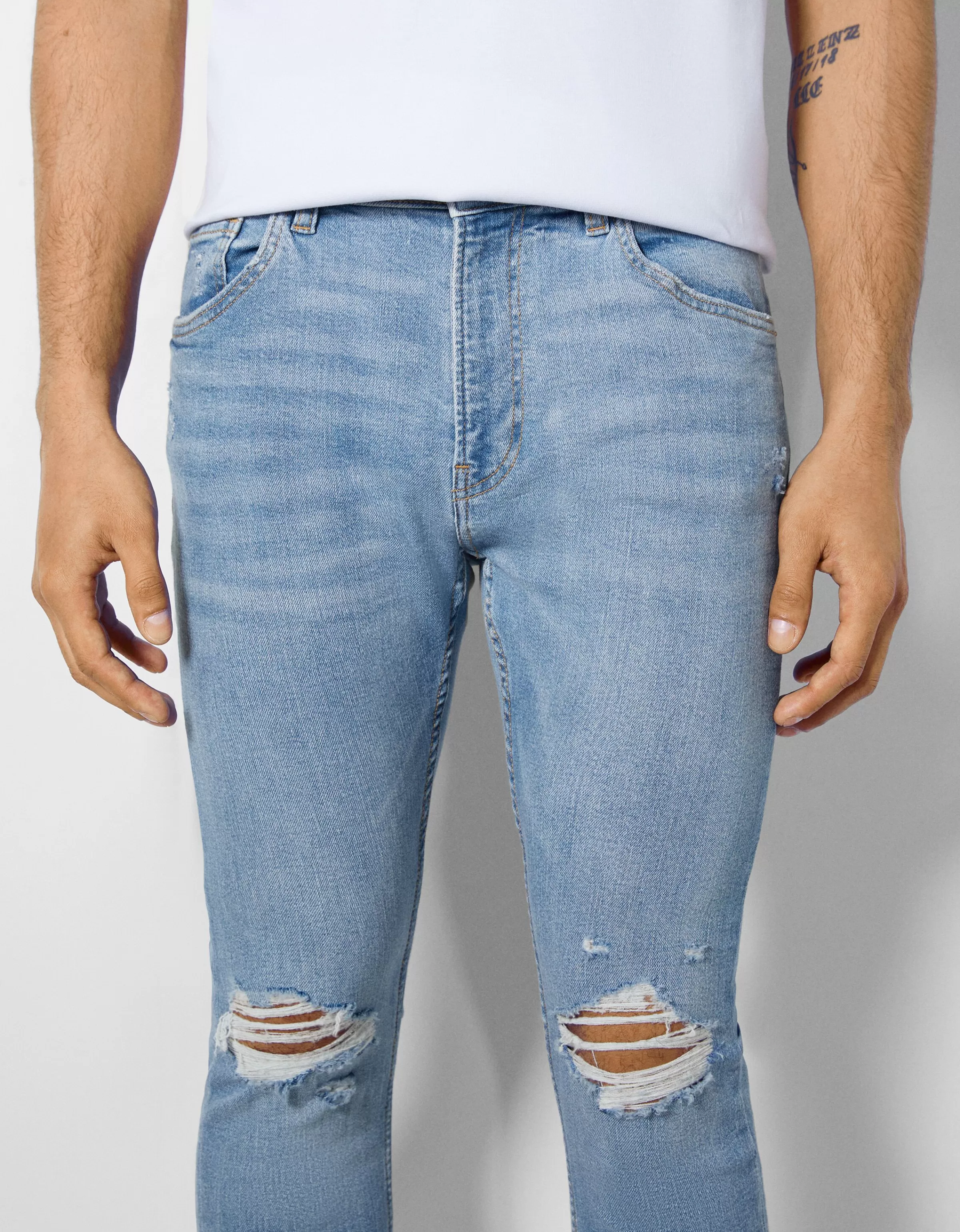 BERSHKA Denim Strappati Effetto Vissuto - Pantaloni Super Skinny Blu Scuro con Finiture Usurate