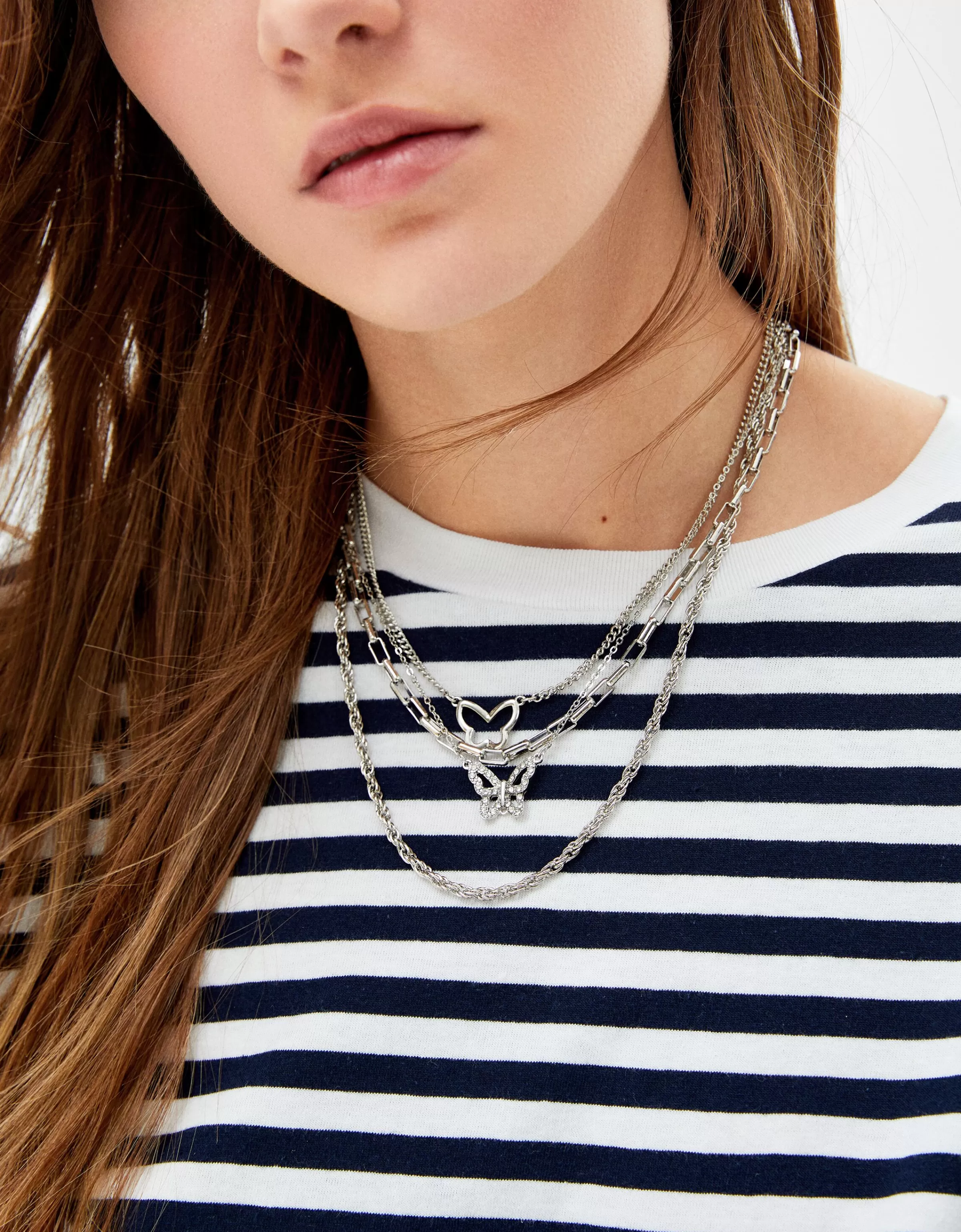 Bershka - Set di 4 collane con dettagli farfalla in argento, perfette per look quotidiani ed eventi speciali