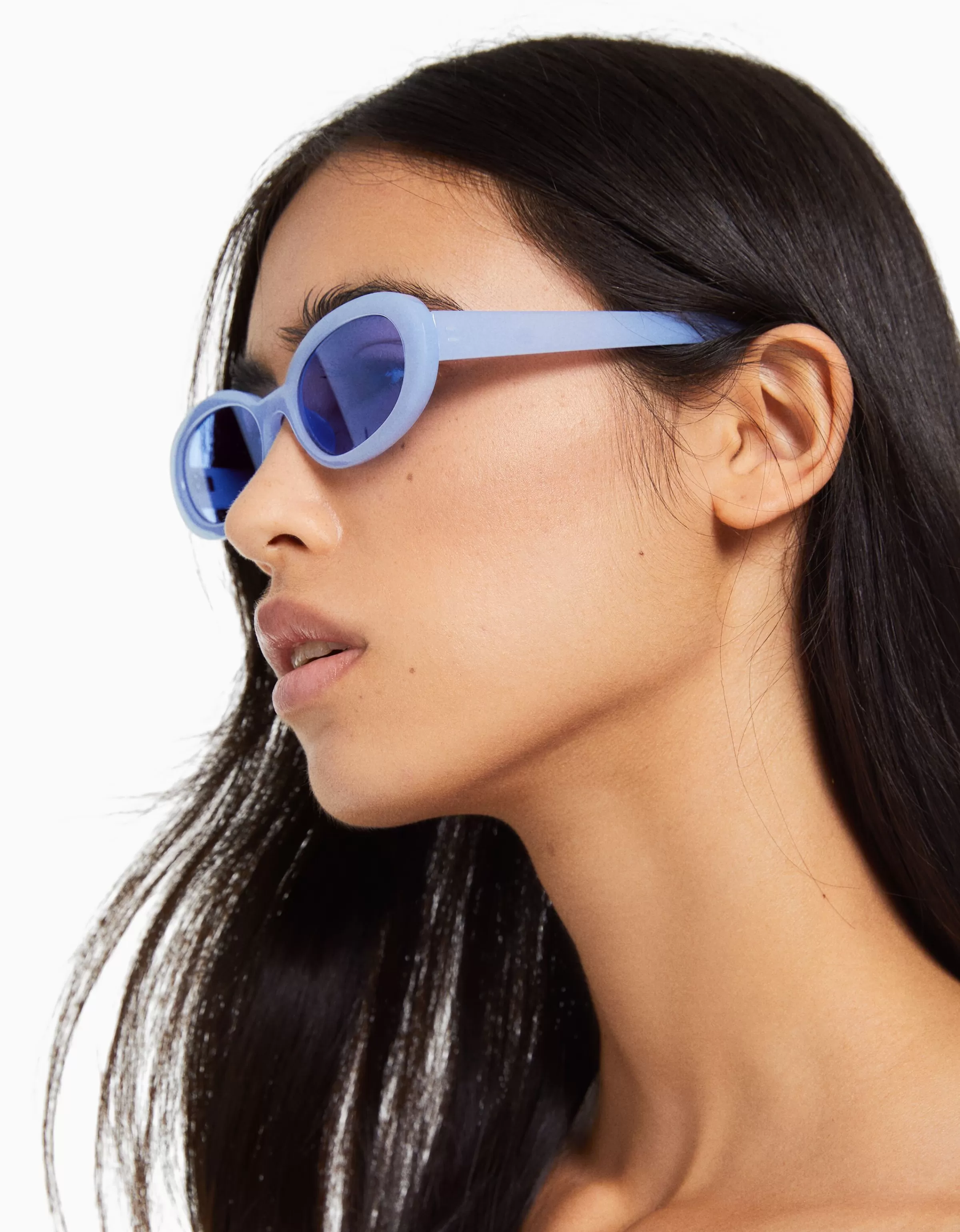 Occhiali da Sole Bershka | Modelli Ovali in Tonalità Blu Cielo con Lenti Colorate - Stile Moderno per Look Estivi 2024