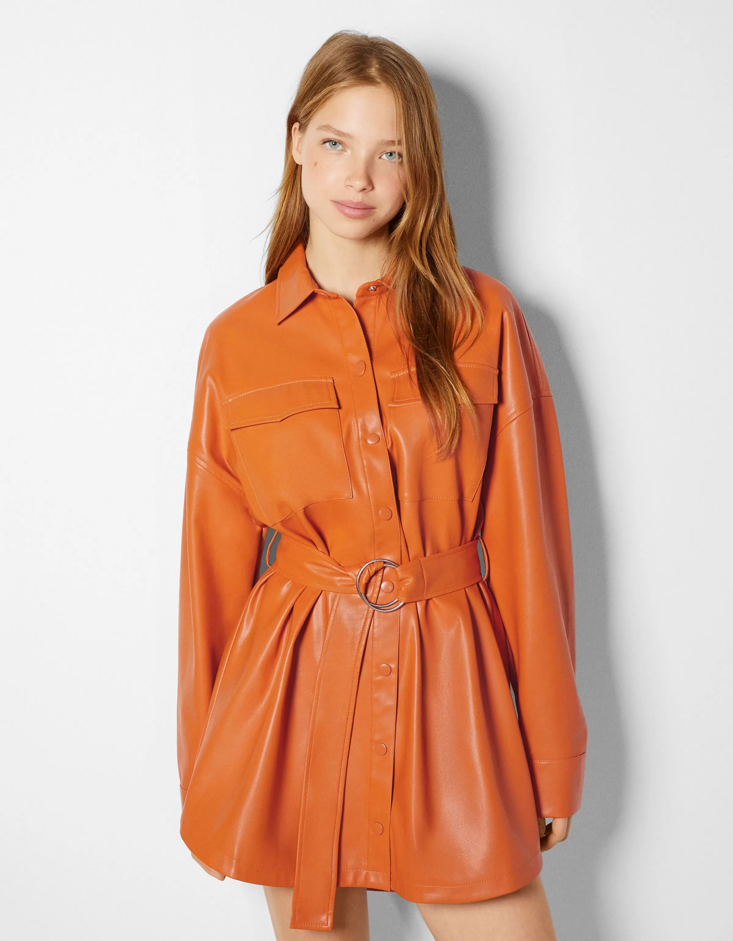 Abito Camiciera BERSHKA | Mini Vestito Stilizzato con Maniche Lunghe e Fascia in Ecopelle - Nero Intenso