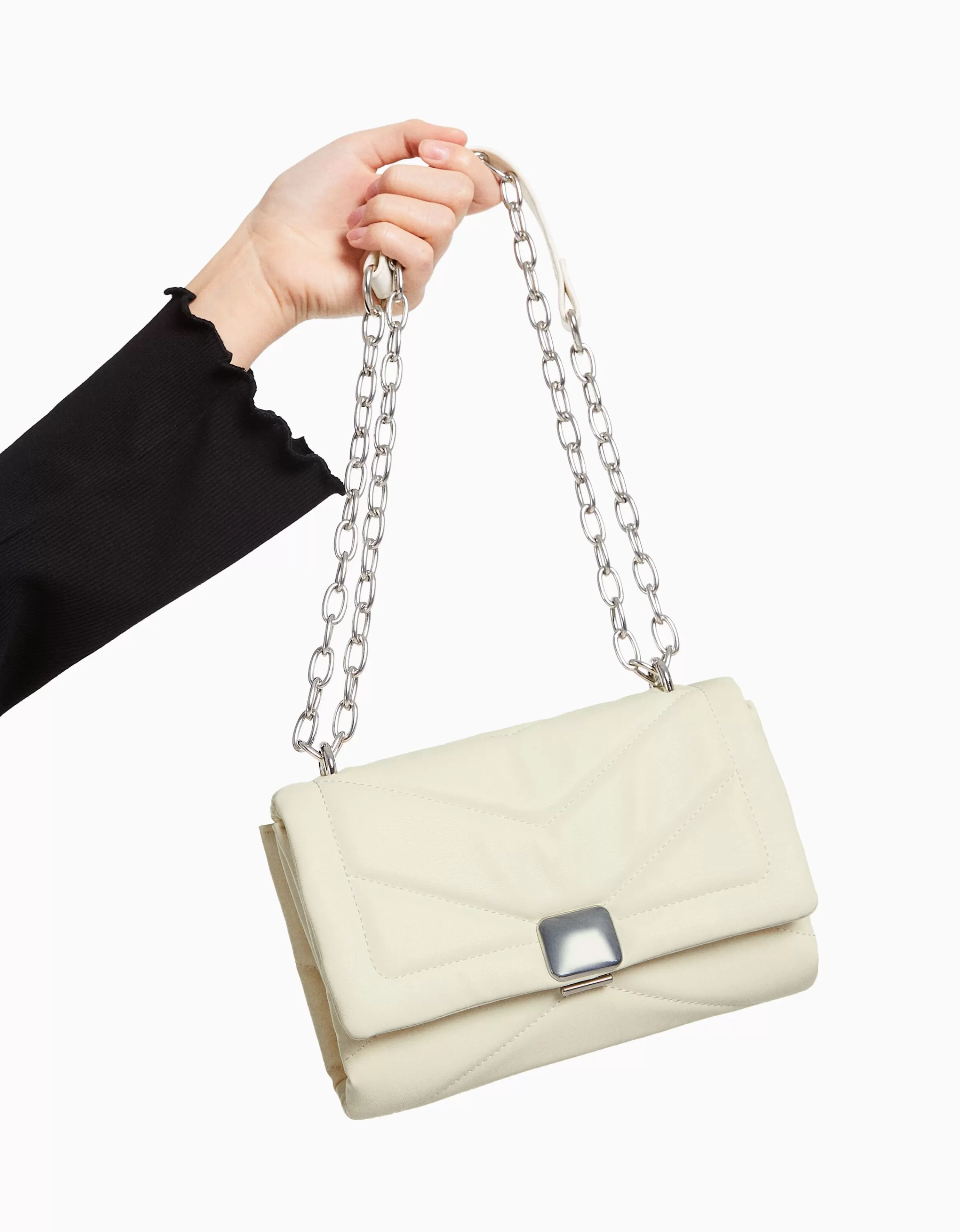 BERSHKA - Elegante mini borsa a tracolla imbottita in bianco con catena decorativa