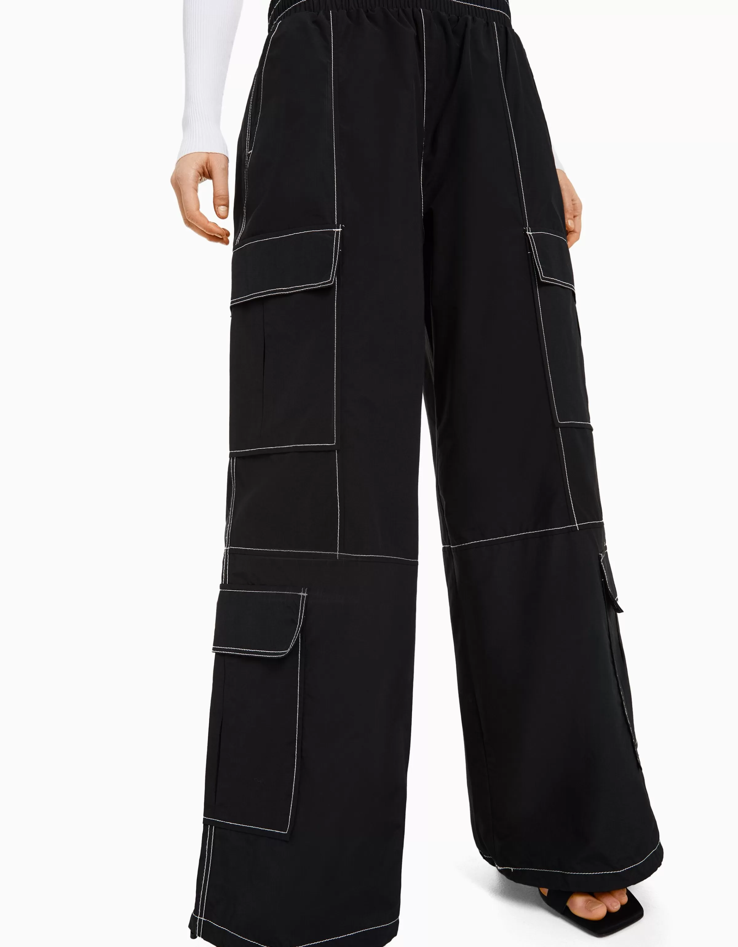 BERSHKA Pantaloni cargo urbani con cuciture contrasto, effetto nylon tecnico e dettagli stilistici in nero