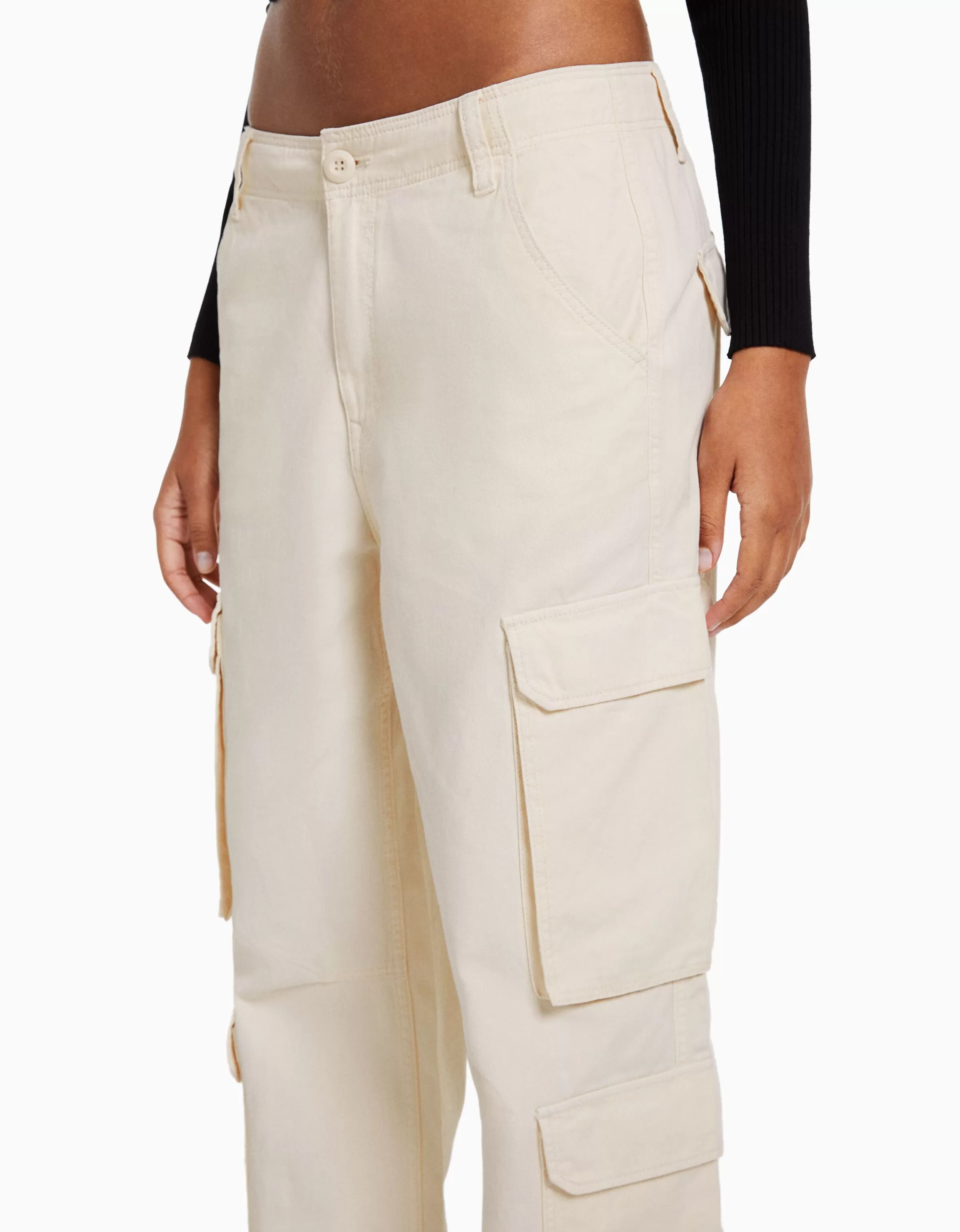 Pantaloni cargo aderenti in twill color crema con multi tasche - Bershka Abbigliamento urban chic

：

Cargo aderenti Bershka in tessuto twill con 6 tasche funzionali - Beige chiaro per look streetwear