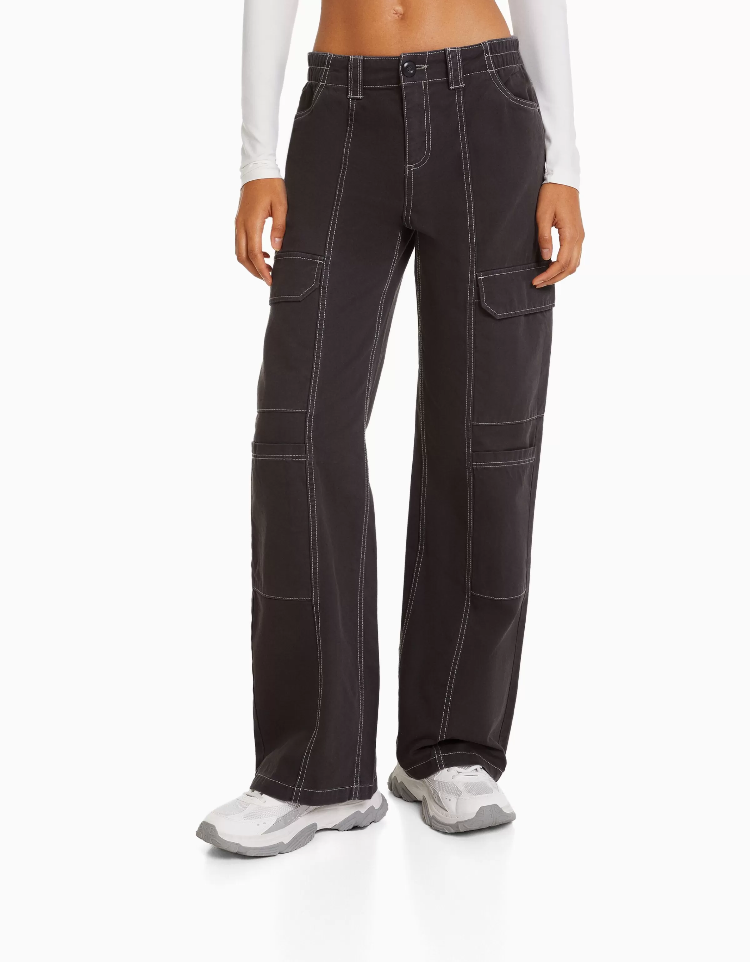 BERSHKA Pantaloni cargo a vita bassa in cotone misto con dettagli contrastati - Beige chiaro naturale