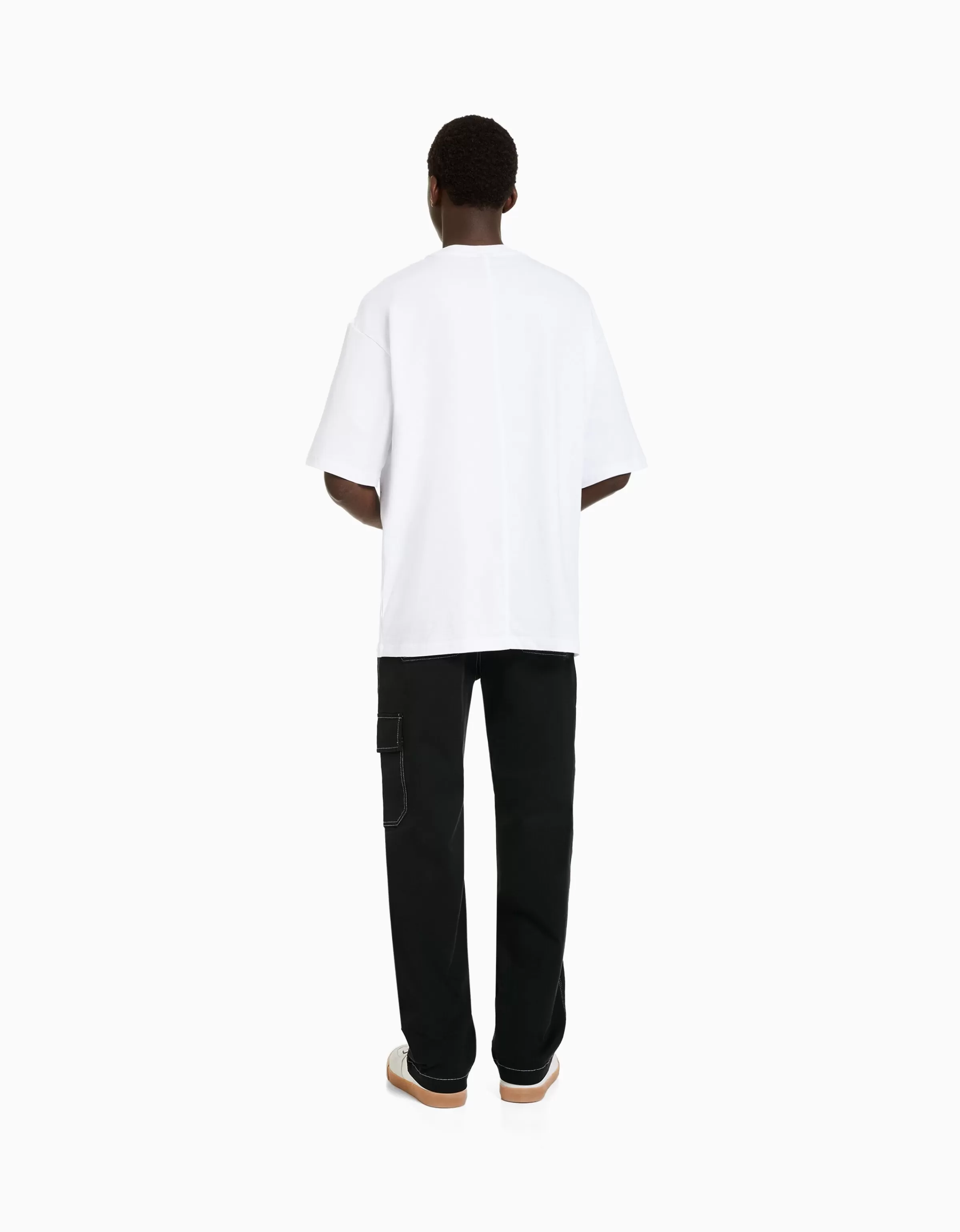 Pantaloni cargo oversize Bershka con dettagli contrastanti in blu scuro, stile urbano e cuciture decorative per un look streetwear versatile
