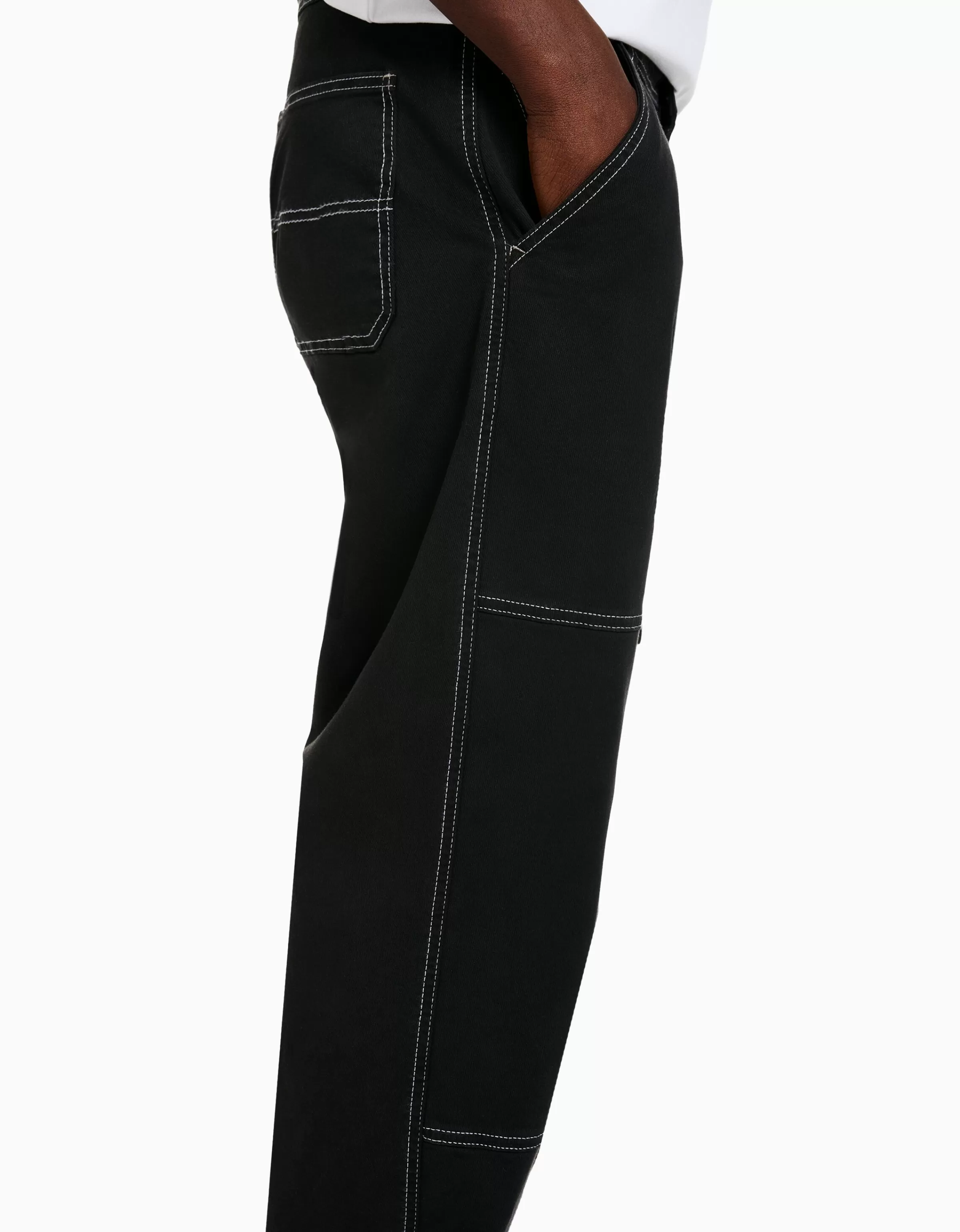Pantaloni cargo oversize Bershka con dettagli contrastanti in blu scuro, stile urbano e cuciture decorative per un look streetwear versatile