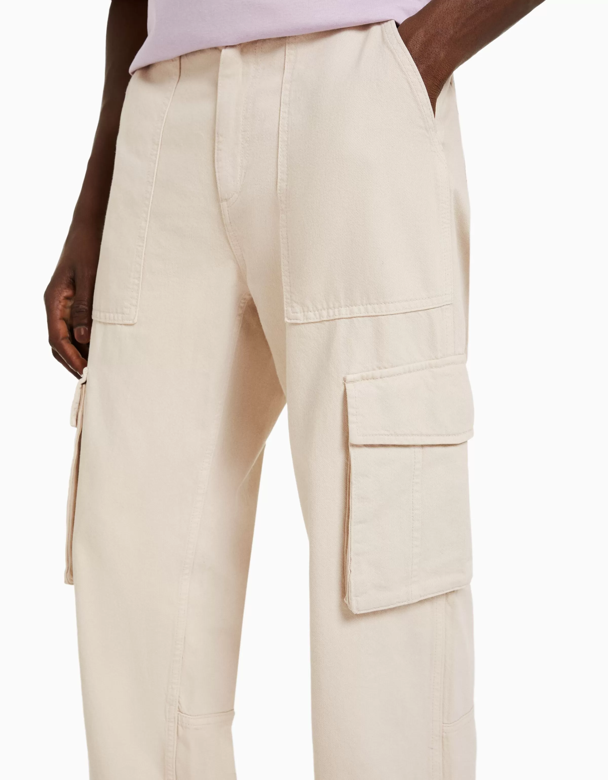 Pantaloni cargo urbani in cotone a taglio oversize - Nero assoluto | Stile militare moderno di Bershka  

Completa il look urbano con questi pantaloni cargo a gamba larga in cotone strutturato. Nero intenso, design versatile per un outfit casual ma ricercato.  

Ideale per chi cerca comfort e tendenza: cargo Bershka con tasche funzionali e cintura regolabile. La scelta perfetta per lo streetwear autunnale.