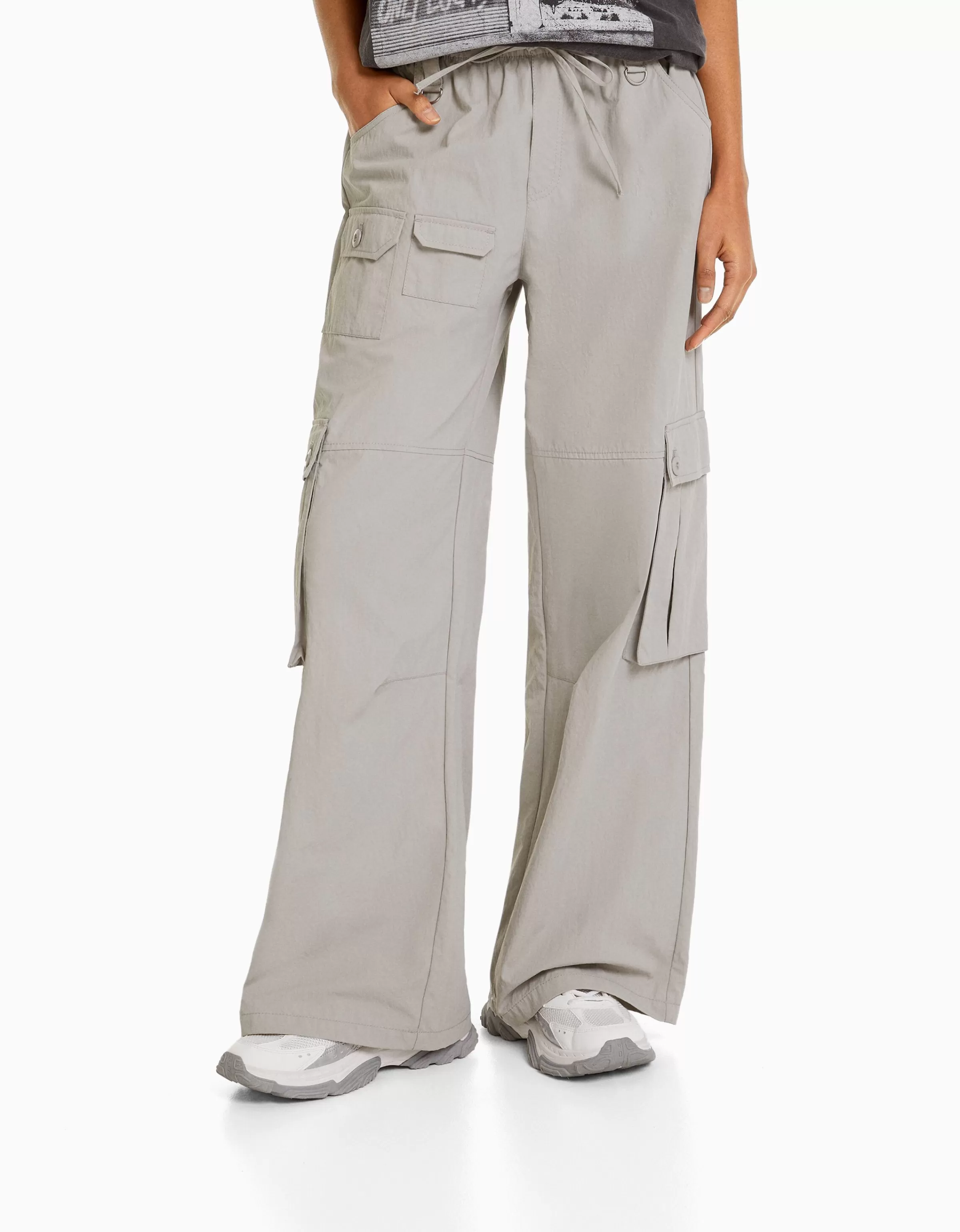 Pantalone cargo Bershka a gamba larga con tasche utility - Verde militare perfetto per look urban casual