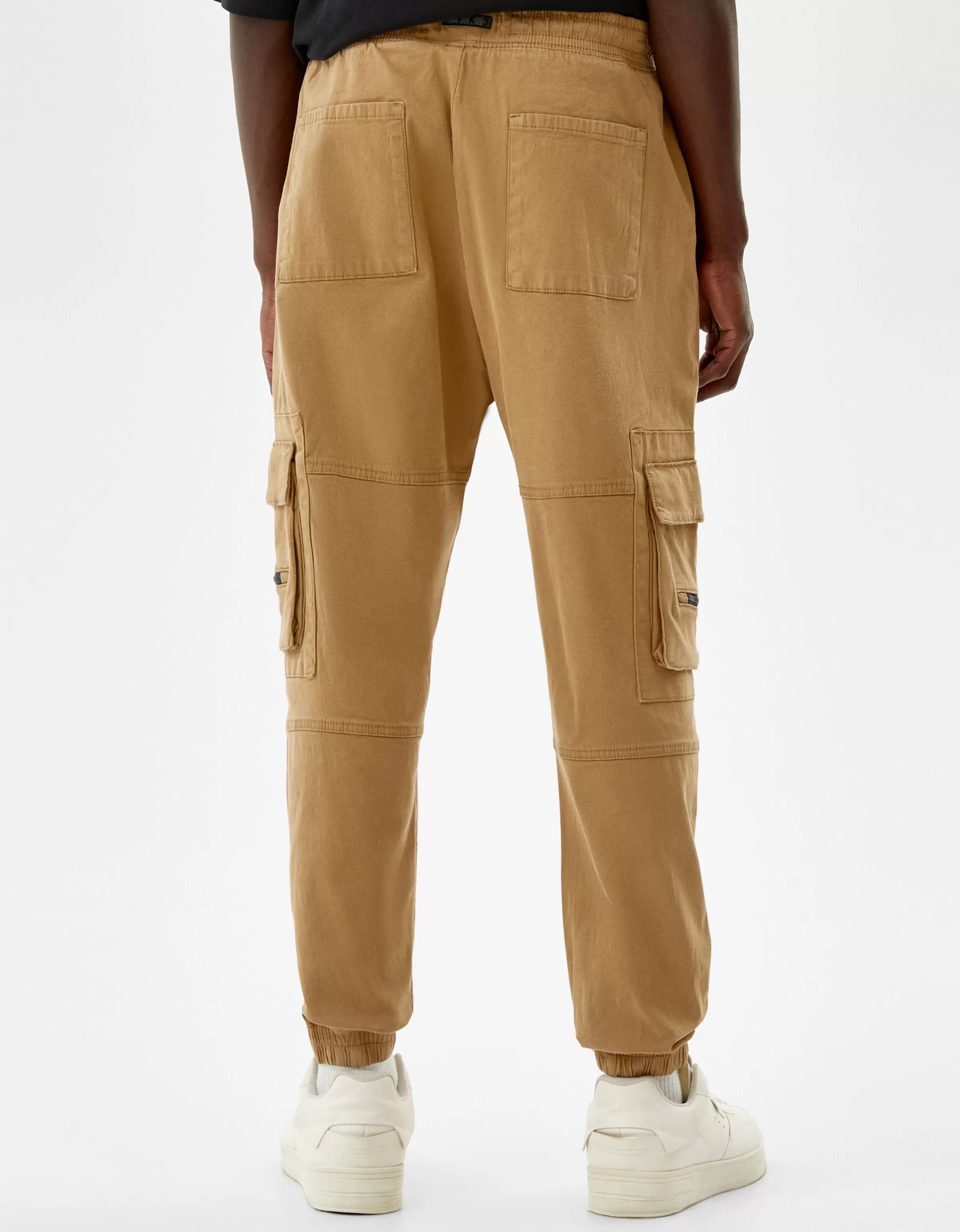 Pantaloni cargo jogger Bershka in tessuto militare - Taglio comodo con tasche laterali, ideali per look urbani