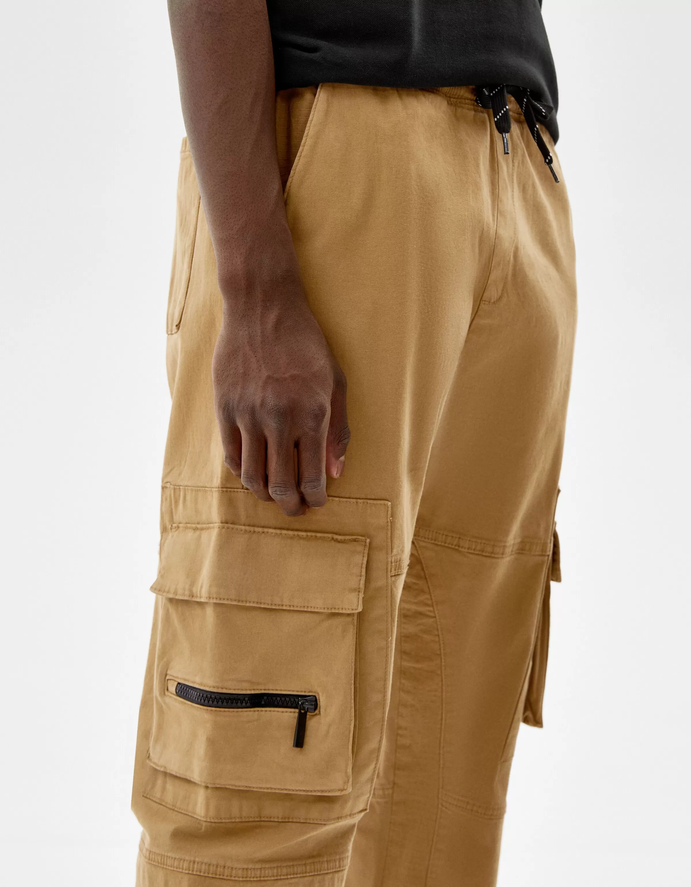 Pantaloni cargo jogger Bershka in tessuto militare - Taglio comodo con tasche laterali, ideali per look urbani