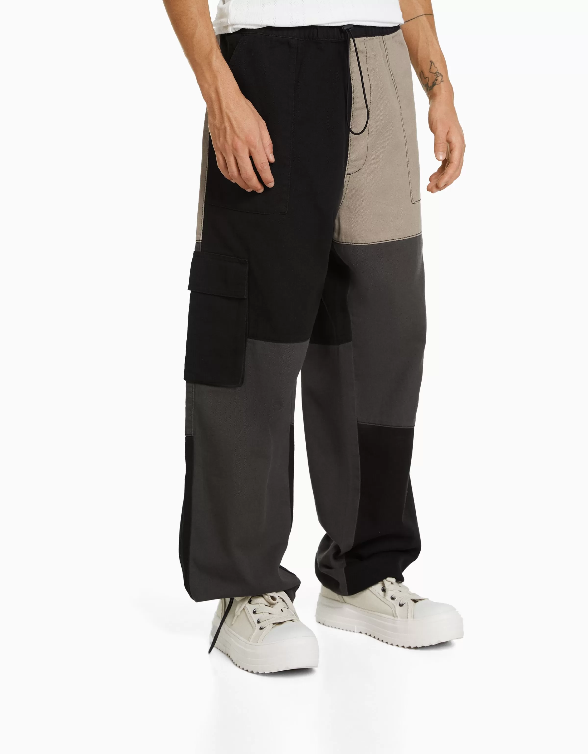 Pantaloni Jogger Cargo Bershka - Modello Paracadute con Design Color Block - Nero Urban