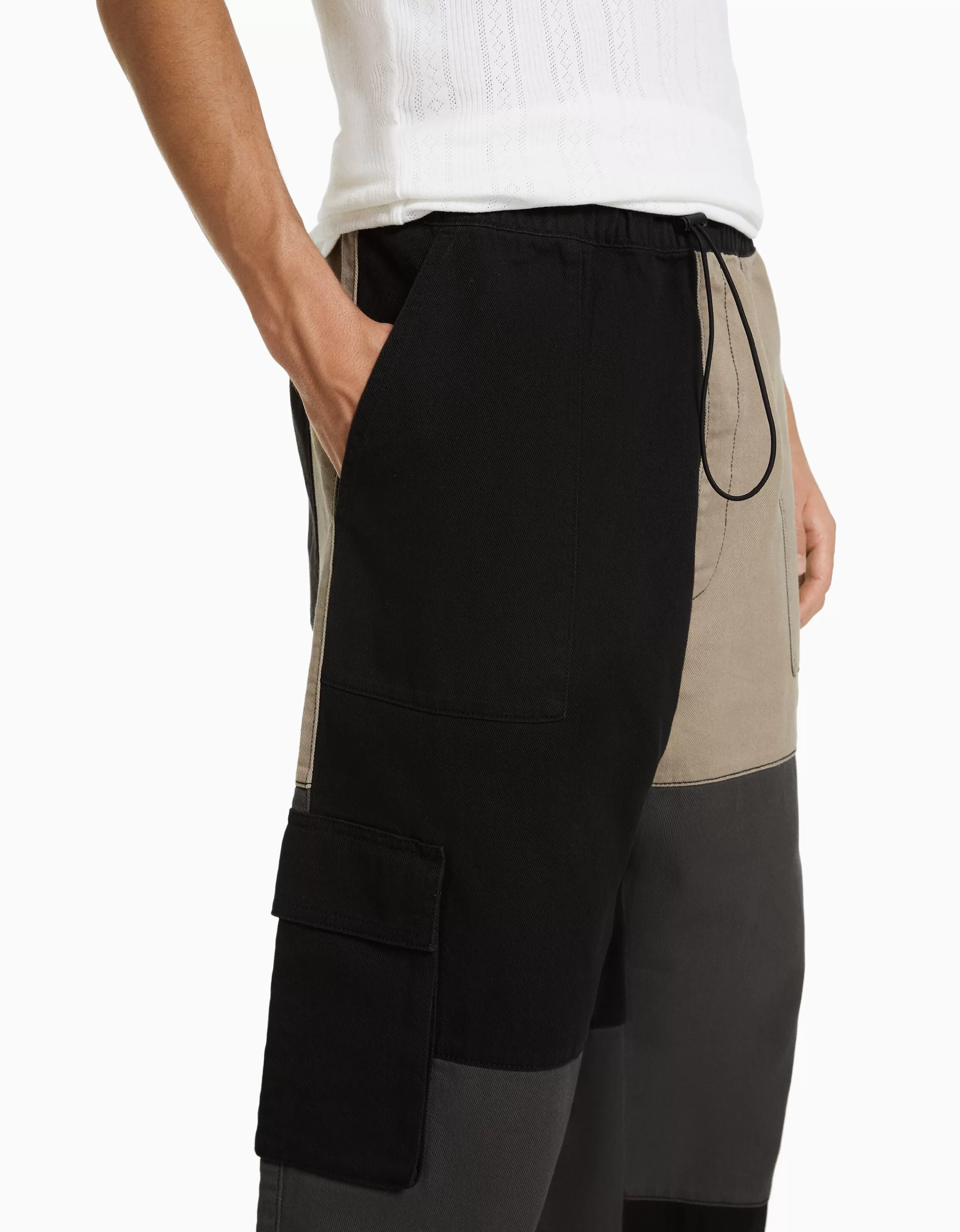 Pantaloni Jogger Cargo Bershka - Modello Paracadute con Design Color Block - Nero Urban