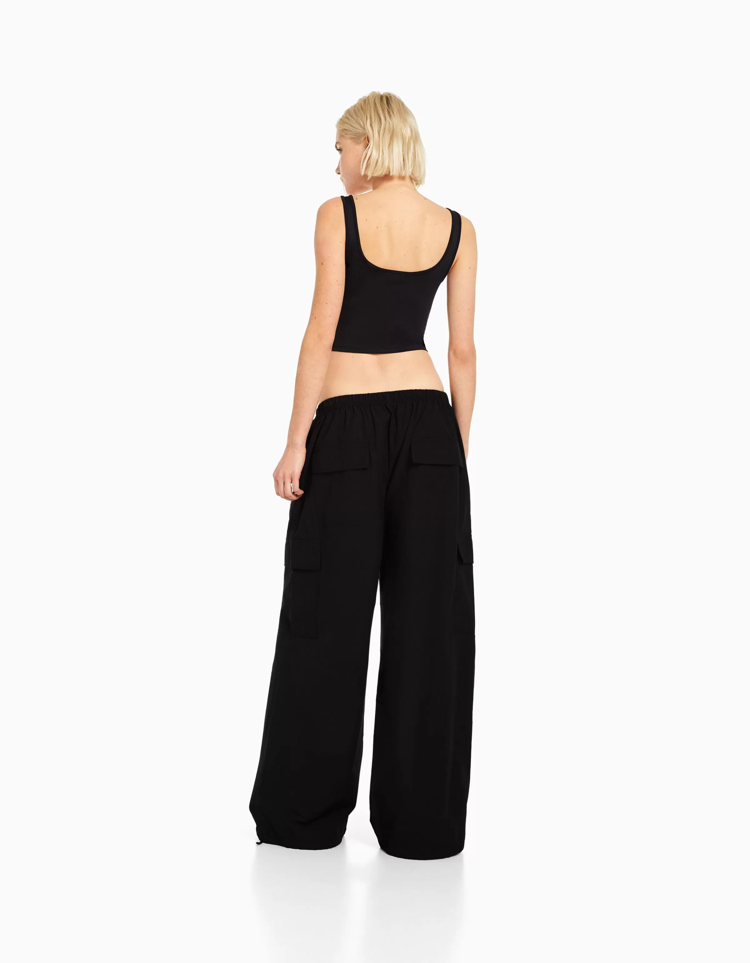 BERSHKA Pantaloni cargo jogger a vita comoda con tasche multiple - Modello BSK Teen in tessuto parachute per look urban casual, Nero