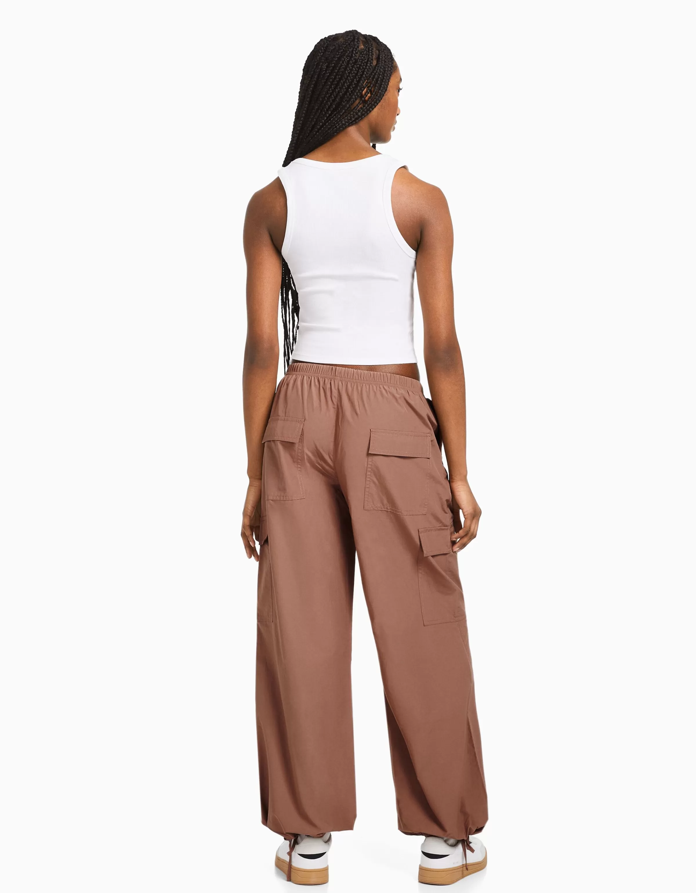 BERSHKA - Pantaloni cargo a sigillo paracadute con taglio jogger, tasche utility e finitura slouchy in denim blu slavato con tonalità vintage #stilebershka
