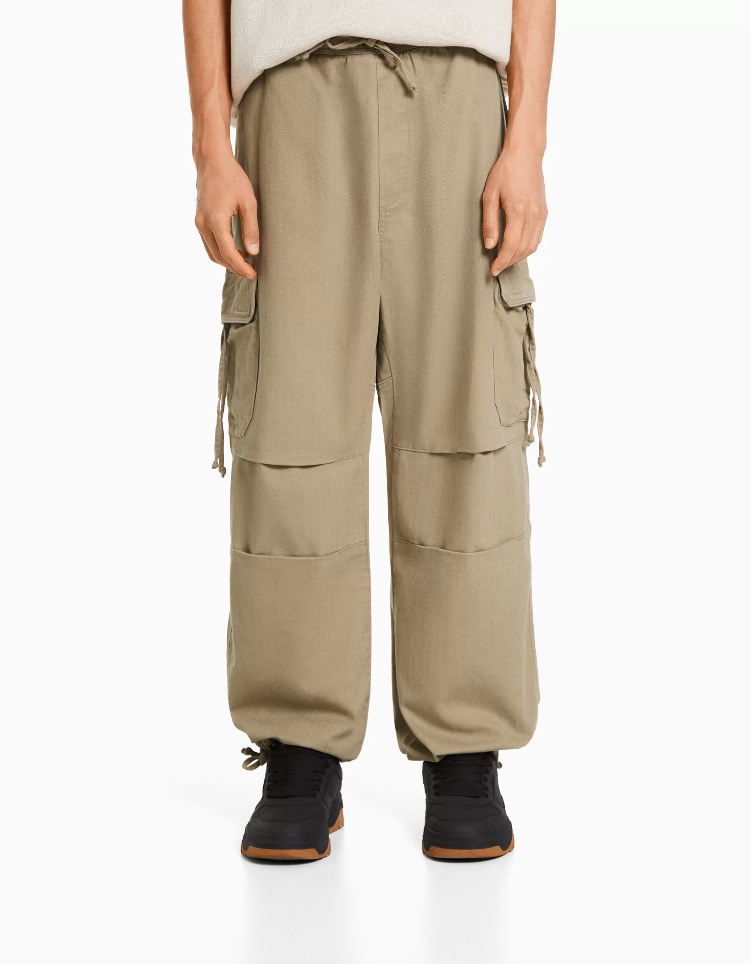 BERSHKA Jogger in Cotone con Ricami Eleganti - Design Confortevole Color Camel