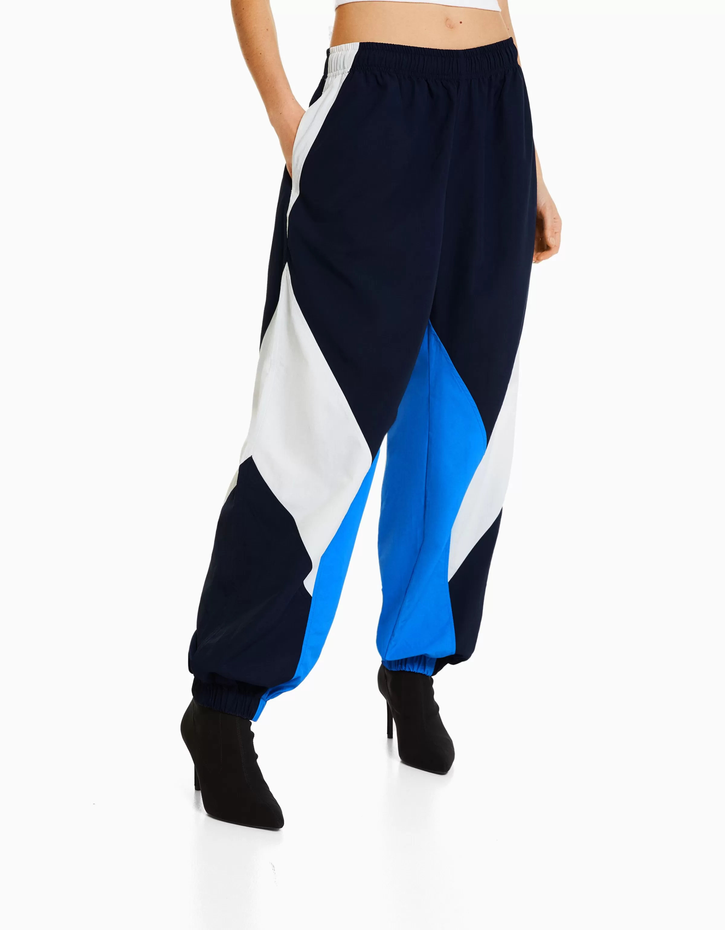 Pantaloni jogger in pile BERSHKA con inserti nylon e contrasti blu sportivo