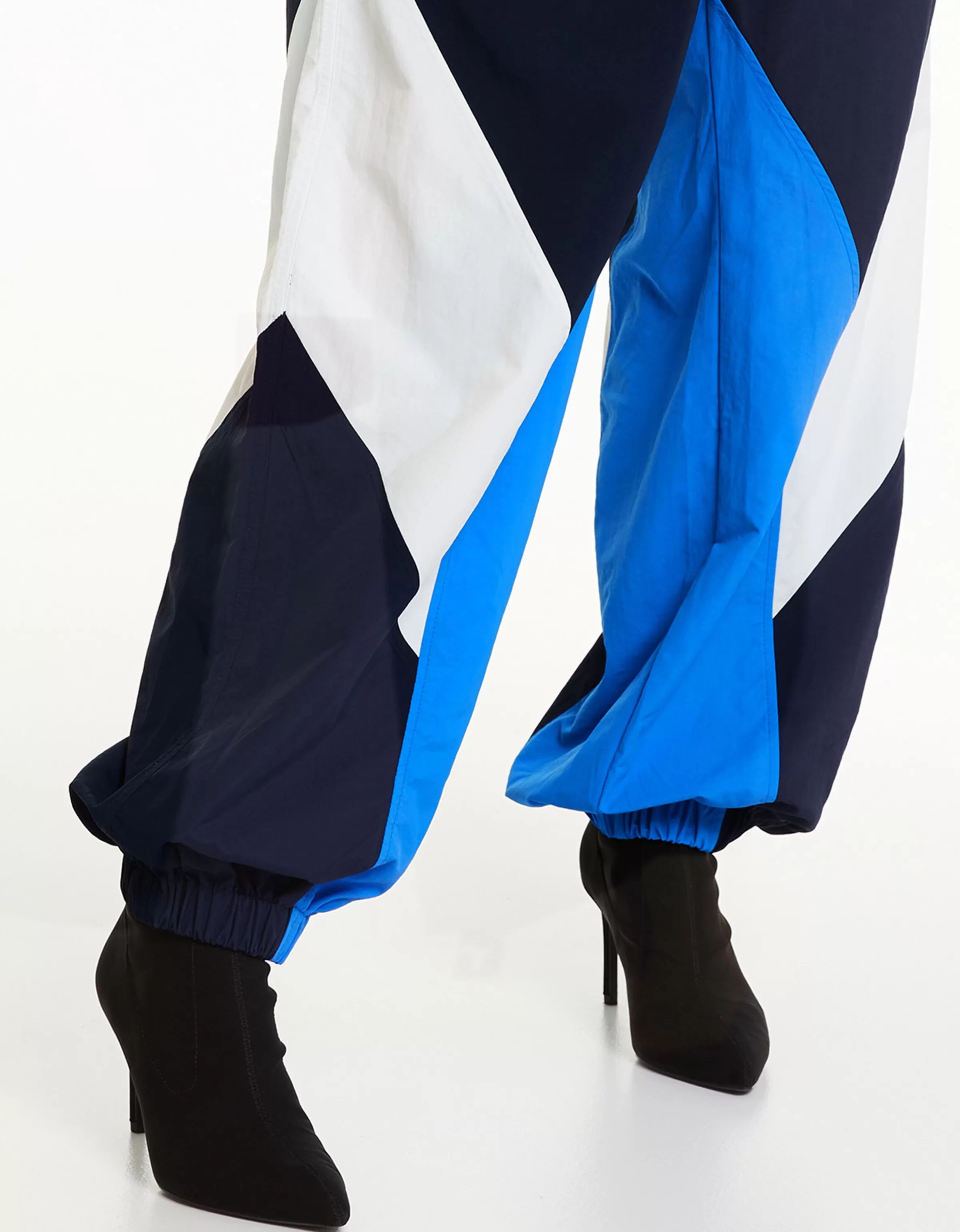 Pantaloni jogger in pile BERSHKA con inserti nylon e contrasti blu sportivo