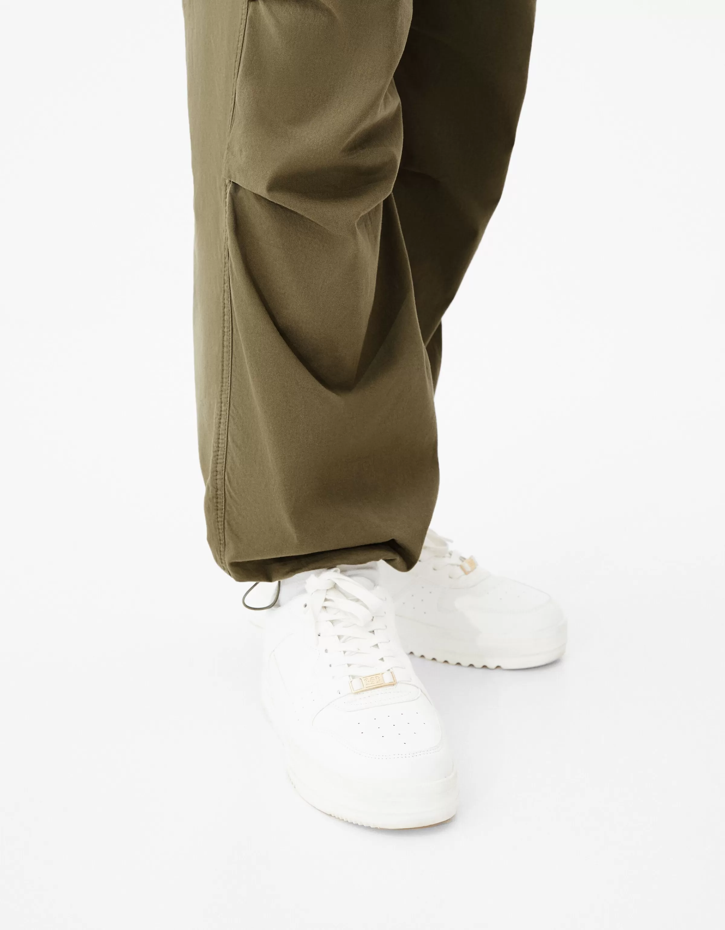 BERSHKA Pantaloni cargo urbani con tasconi, modello oversize comodo in tessuto tech, colore verde militare tendenza
