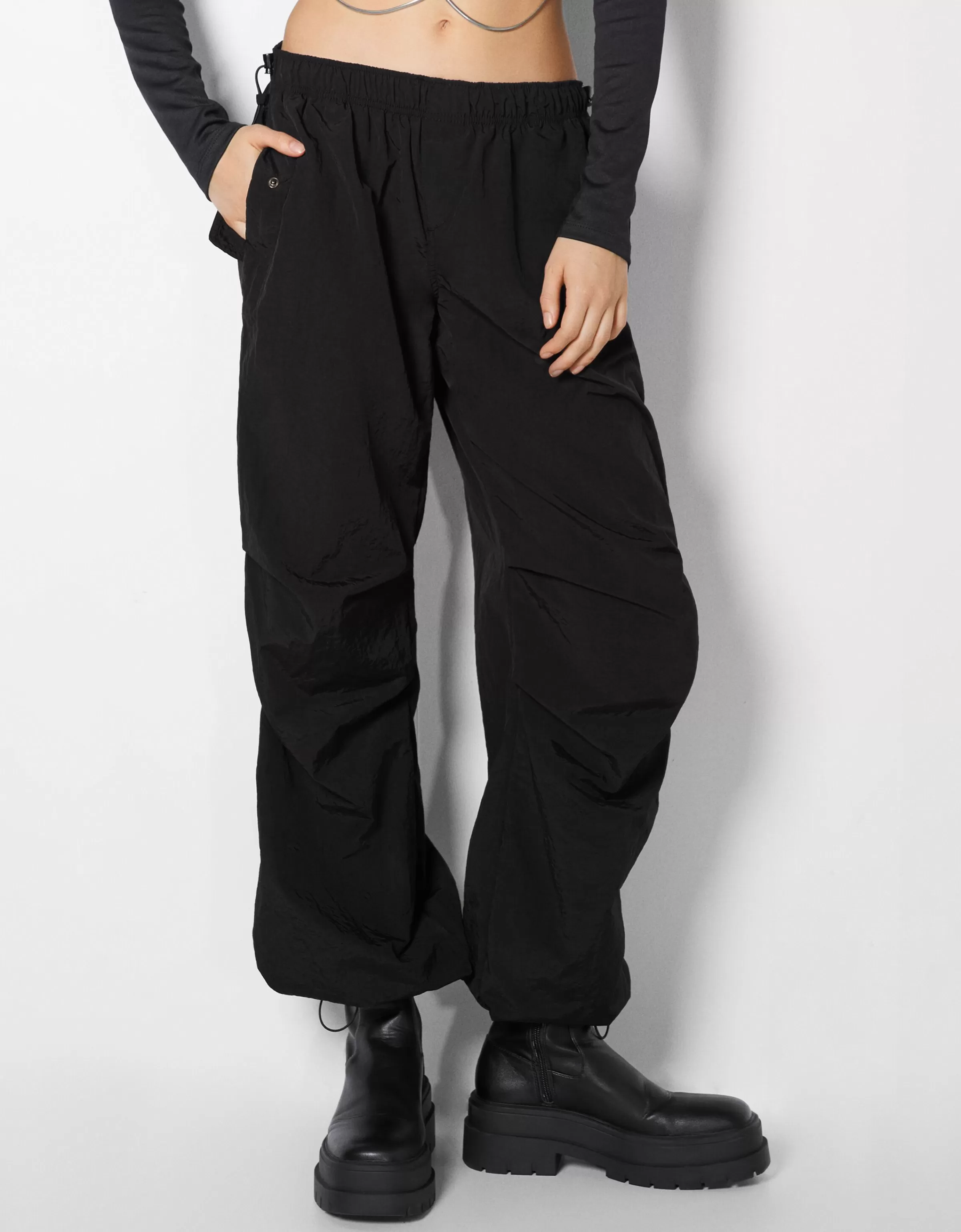 BERSHKA Jogger Paracadute in Nylon Nero - Pantaloni Sportivi con Fasciatura Morbida