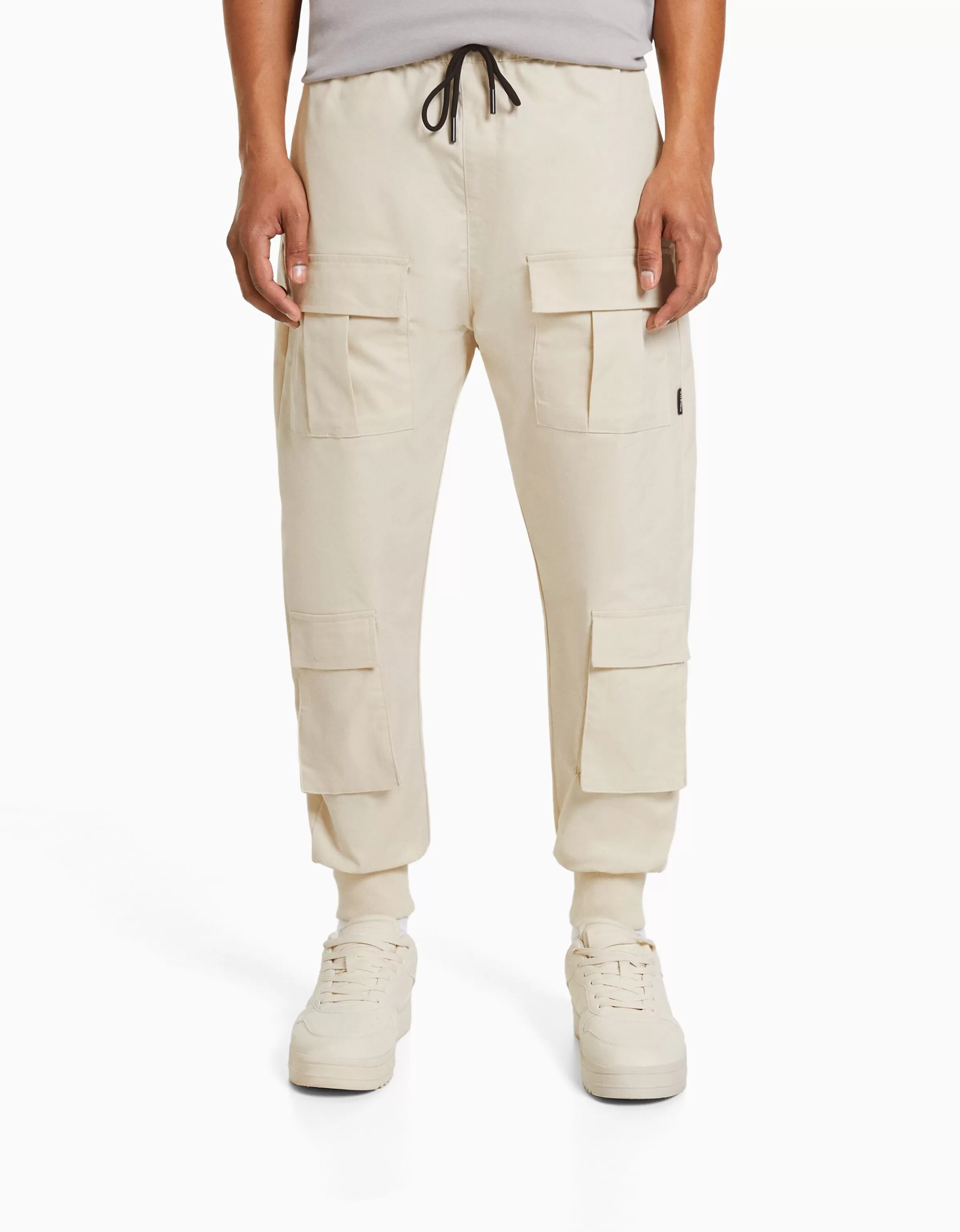 BERSHKA Jogger Uomo - Pantaloni Tecnici Multiuso Tonalità Sabbia, Comfort Evoluto e Design Urban