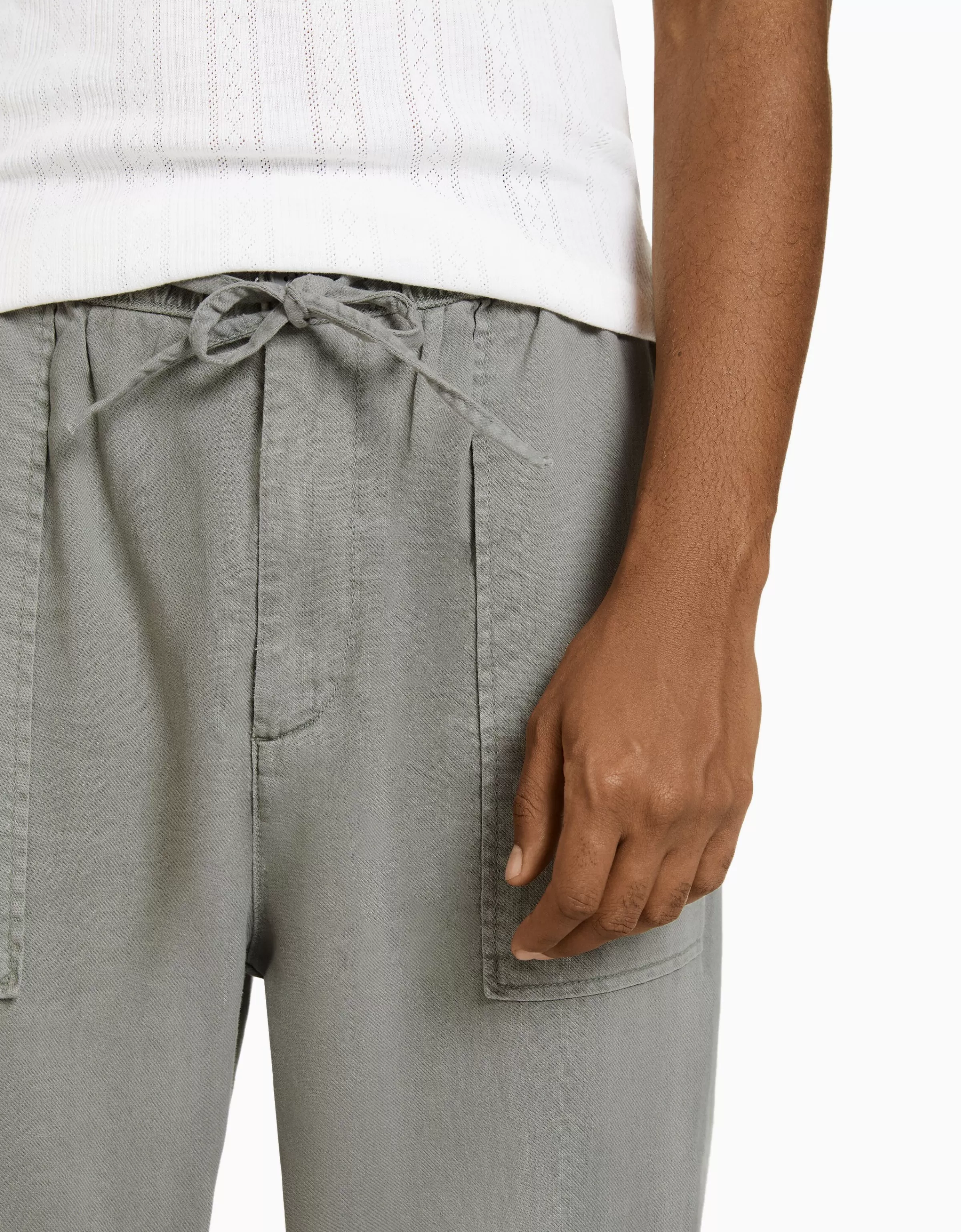 Pantalone Bershka a gamba larga in cotone - Bianco naturale con dettagli country e taglio comodo

(：，，，SEO)