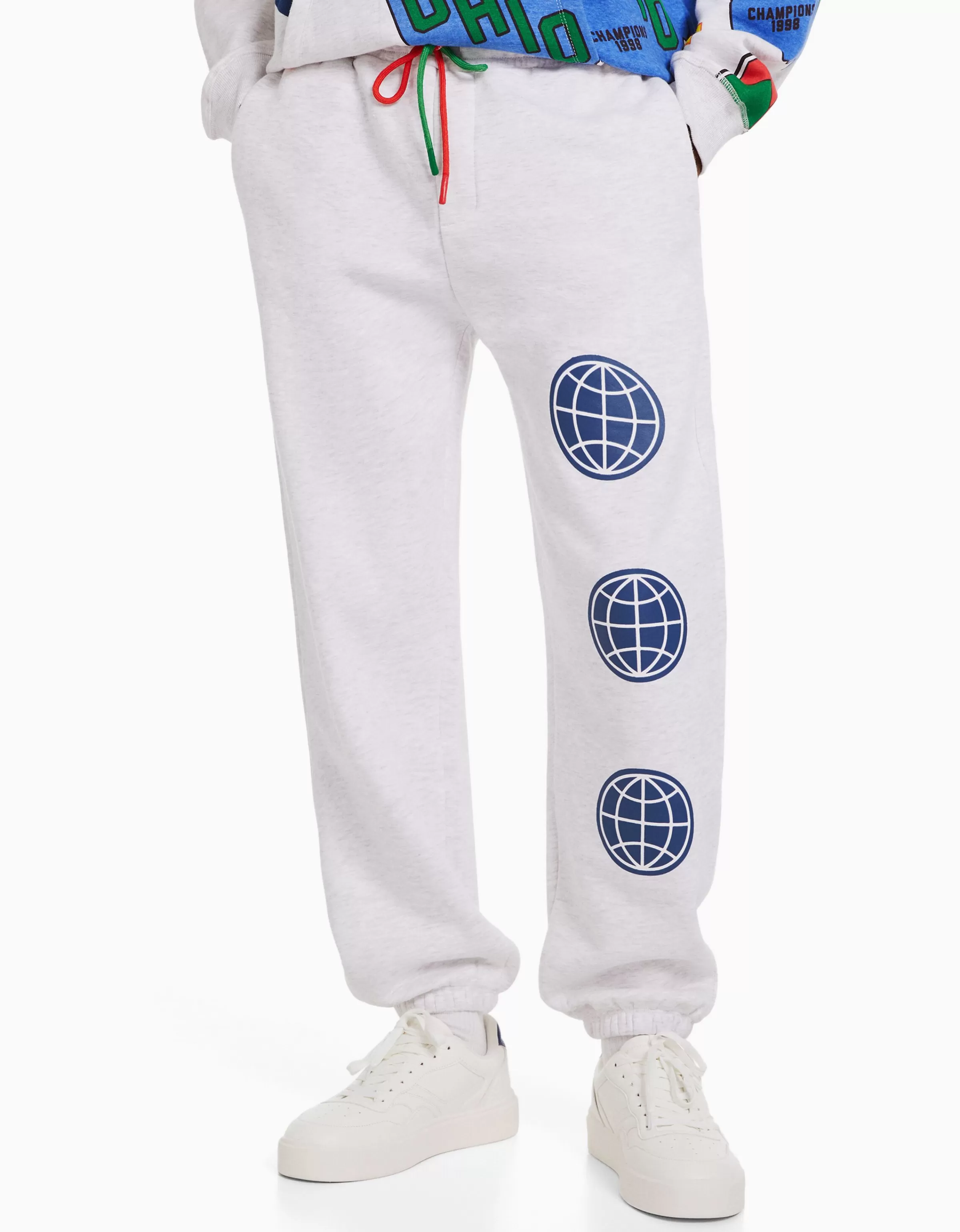 BERSHKA - Pantaloni Casual in Pile Grigio con Stampa Moderna