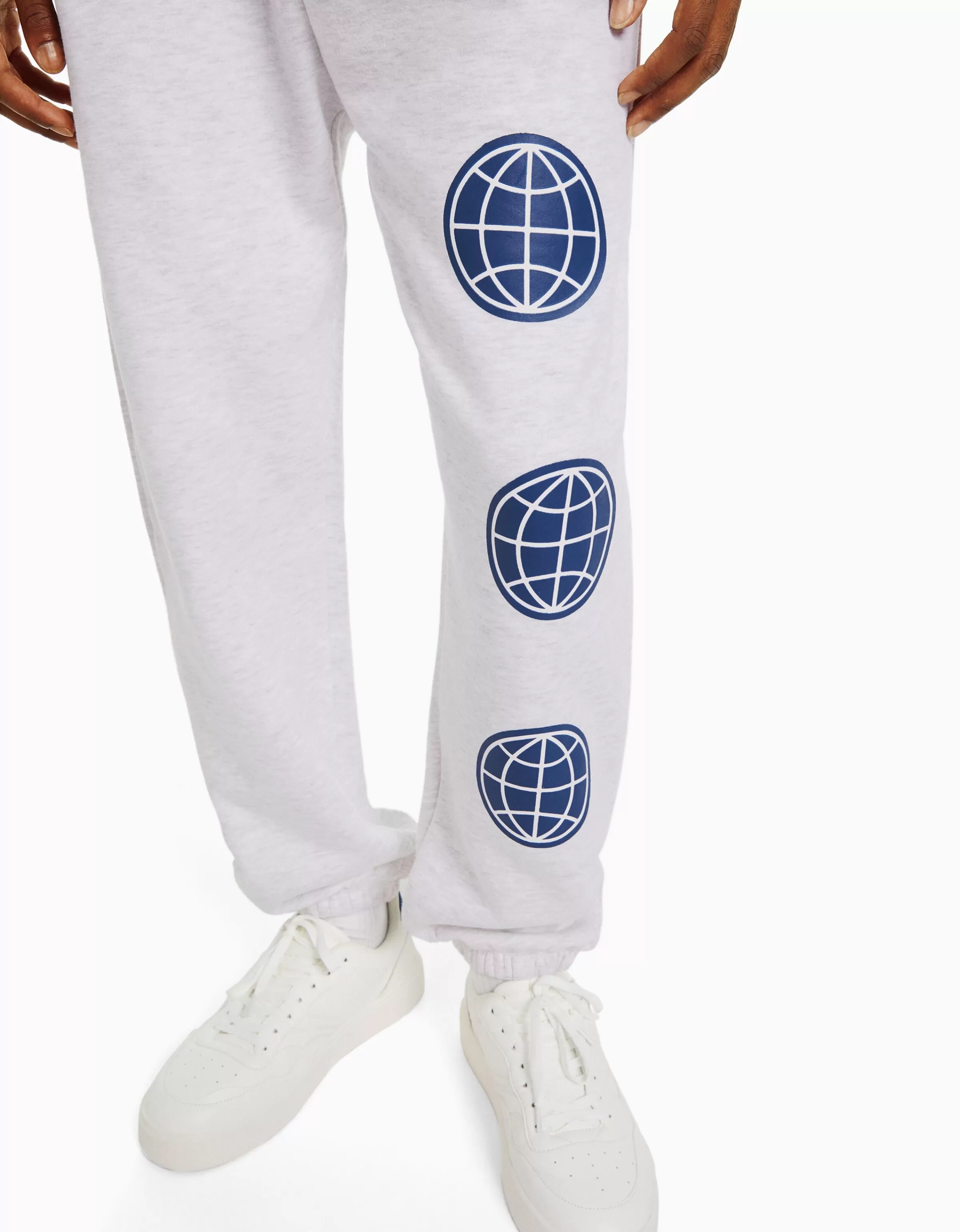 BERSHKA - Pantaloni Casual in Pile Grigio con Stampa Moderna