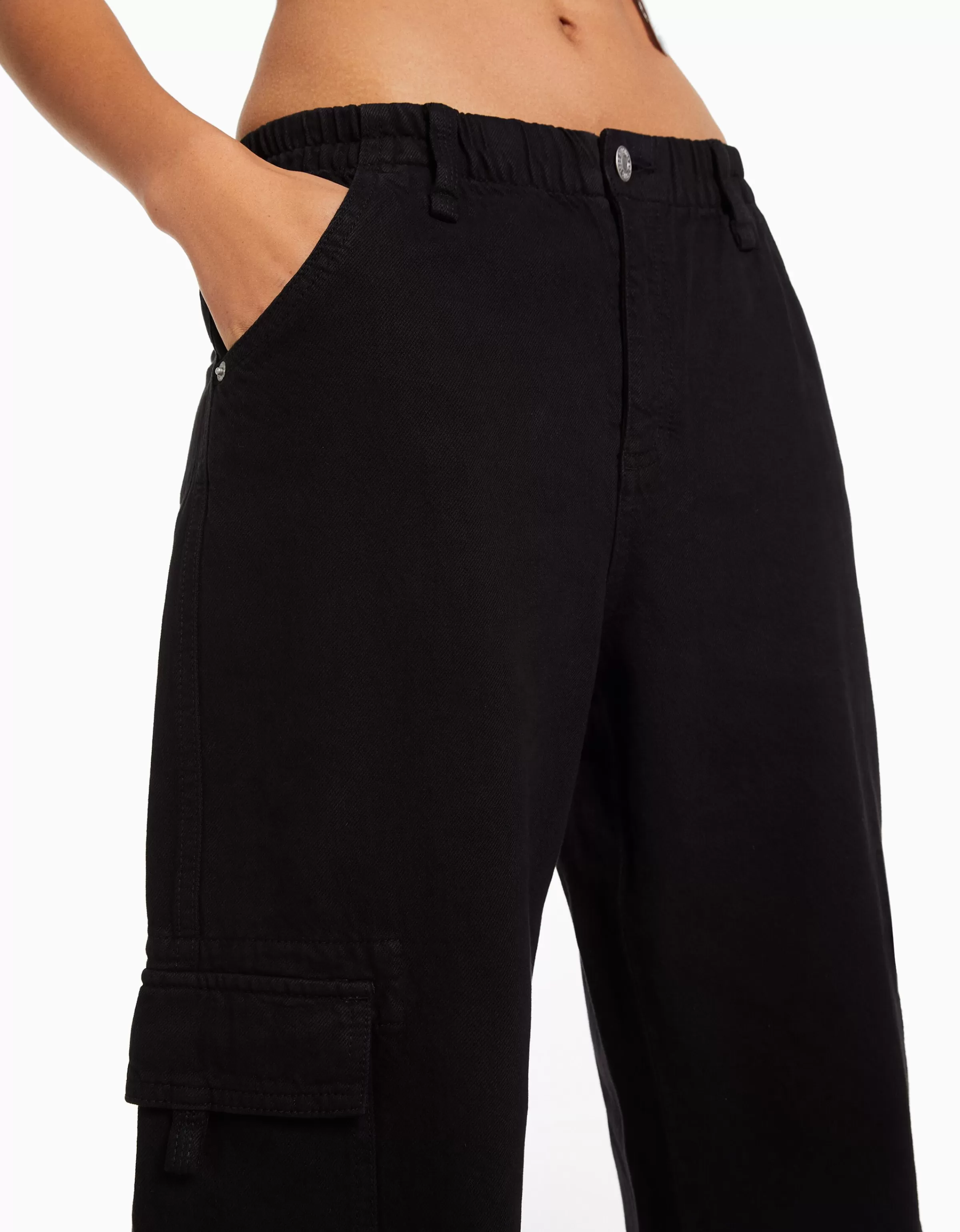BERSHKA - Pantaloni Cargo Dritti in Tessuto Morbido con Vita Elastica, Nero Assoluto