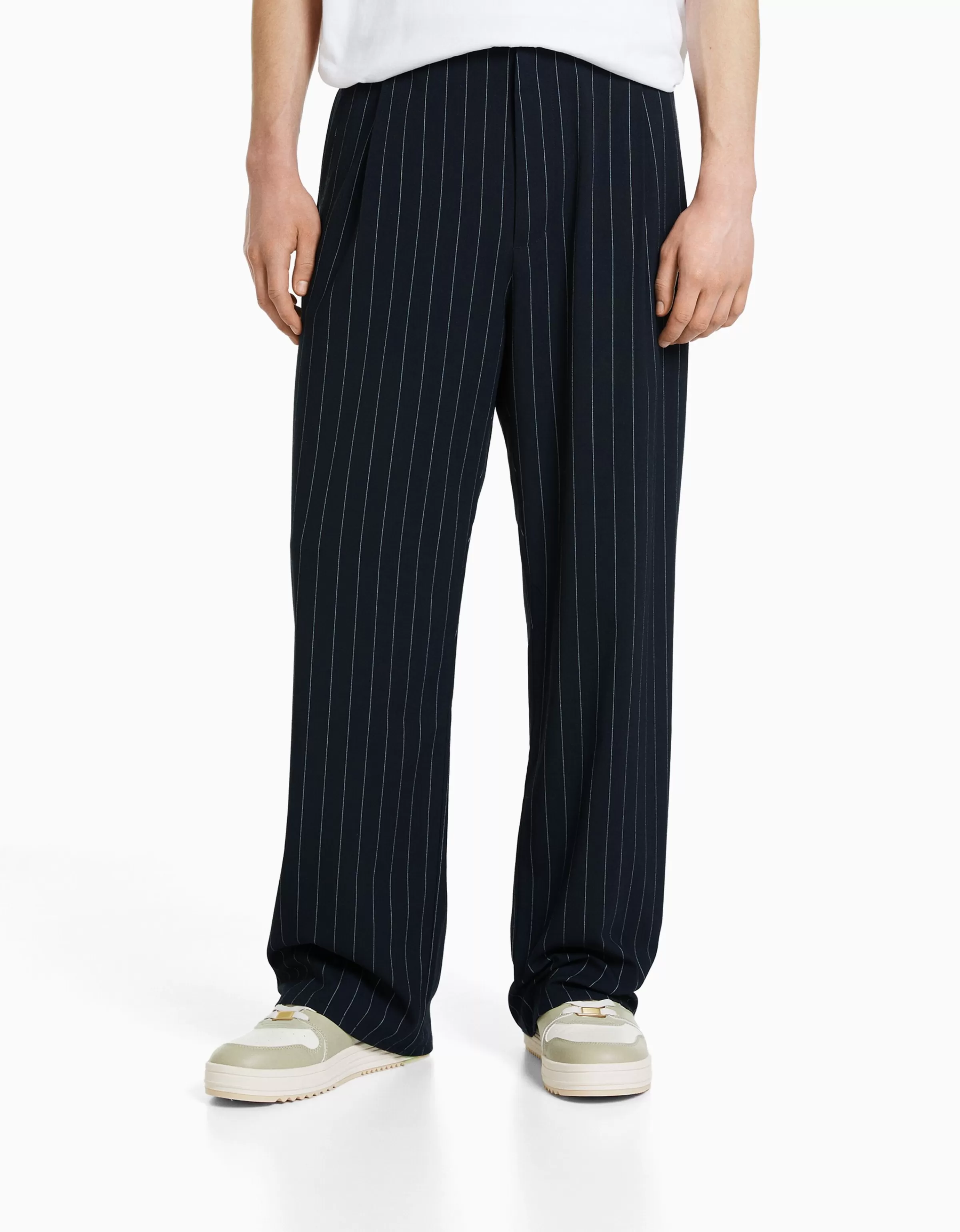 BERSHKA - Pantaloni sartoriali con righe marine eleganti per look casual-chic