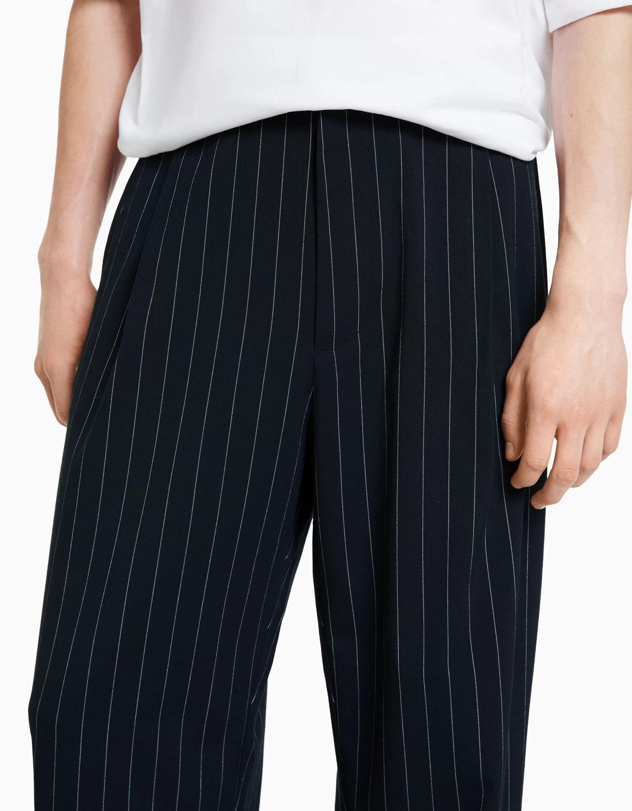 BERSHKA - Pantaloni sartoriali con righe marine eleganti per look casual-chic