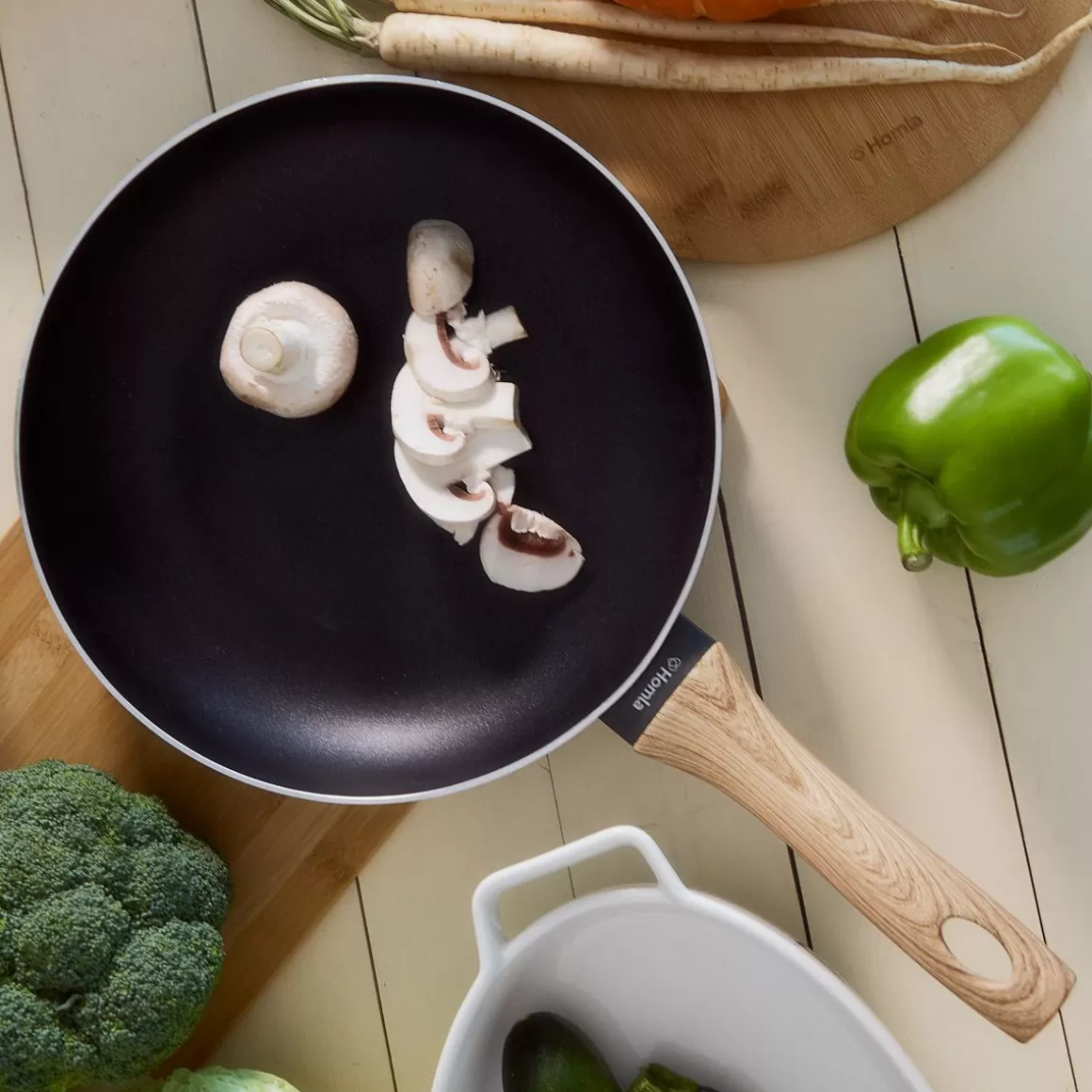 Padella Antiaderente HOMLA 28 cm - Design Albero in Nero Opaco per Cucina Professionale