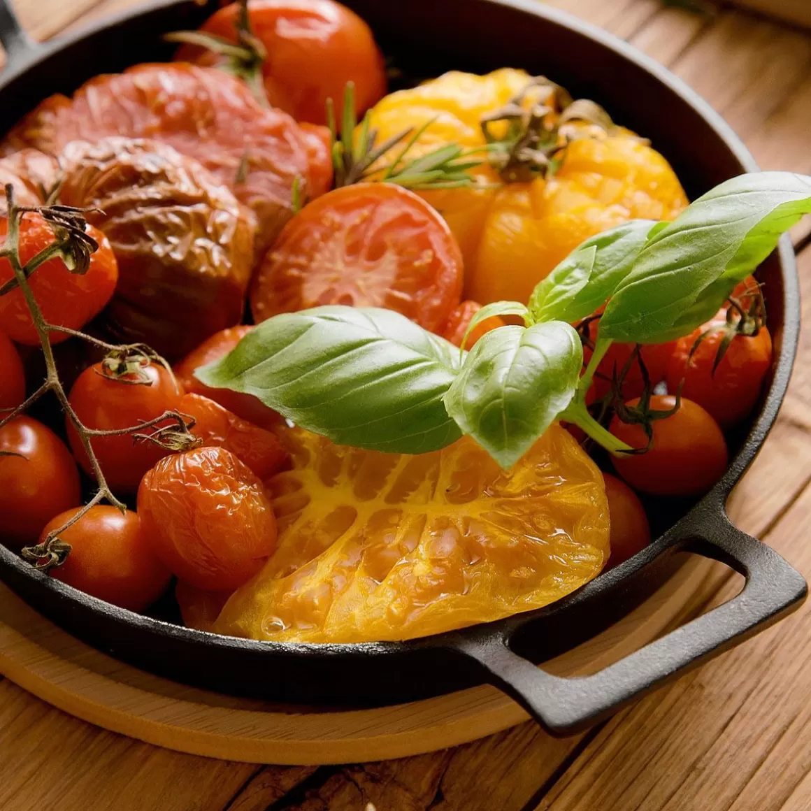 Padella in Ghisa Andreas by HOMLA - Con Maniglie Ergonomiche e Sottopiatto in Bambù, Formato Compatto 25x20 cm, Perfetta per Cucine Moderne