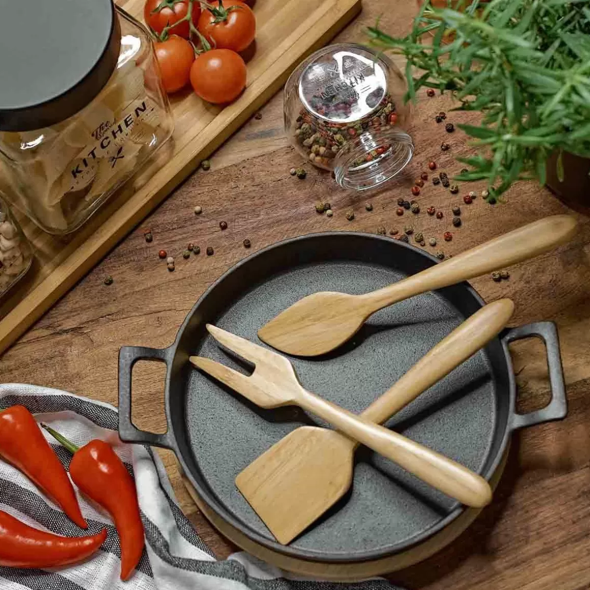 Padella in Ghisa Andreas by HOMLA - Con Maniglie Ergonomiche e Sottopiatto in Bambù, Formato Compatto 25x20 cm, Perfetta per Cucine Moderne