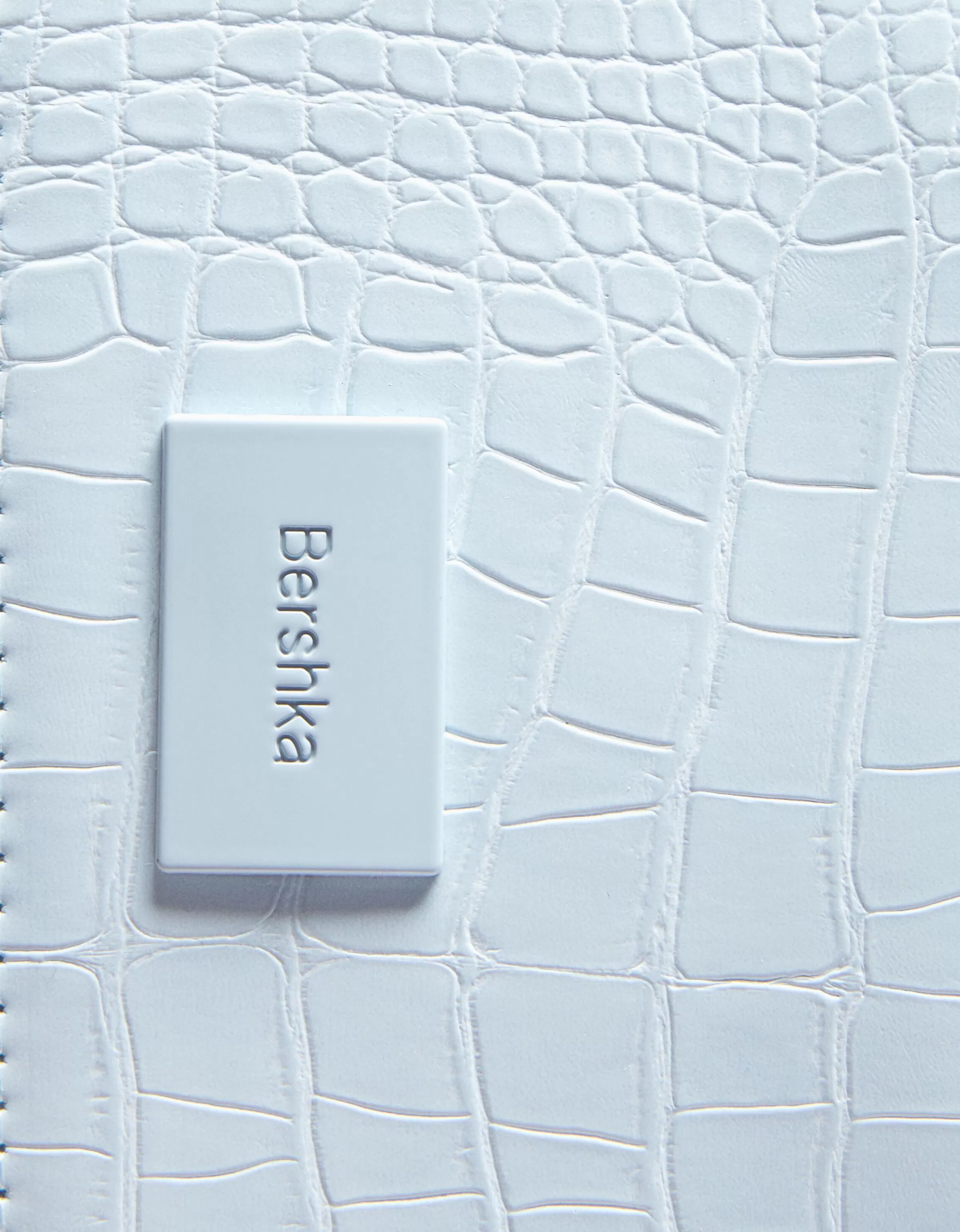Portacarte BERSHKA con dettagli animali stampati in azzurro pastello - design moderno e pratico per organizzare carte di credito e documenti