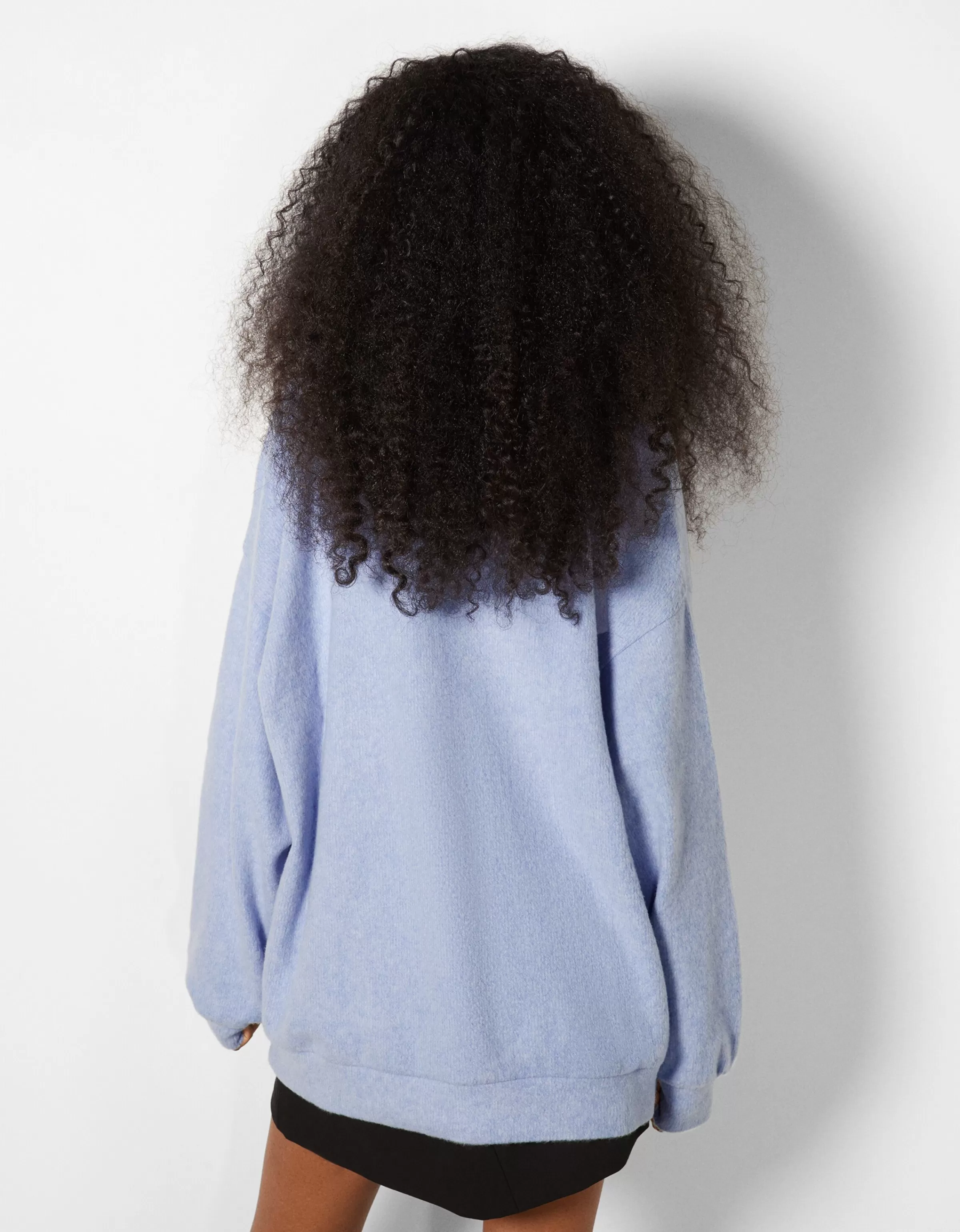 BERSHKA - Maglino Blu con Scollo a V, Morbido e Stilizzato