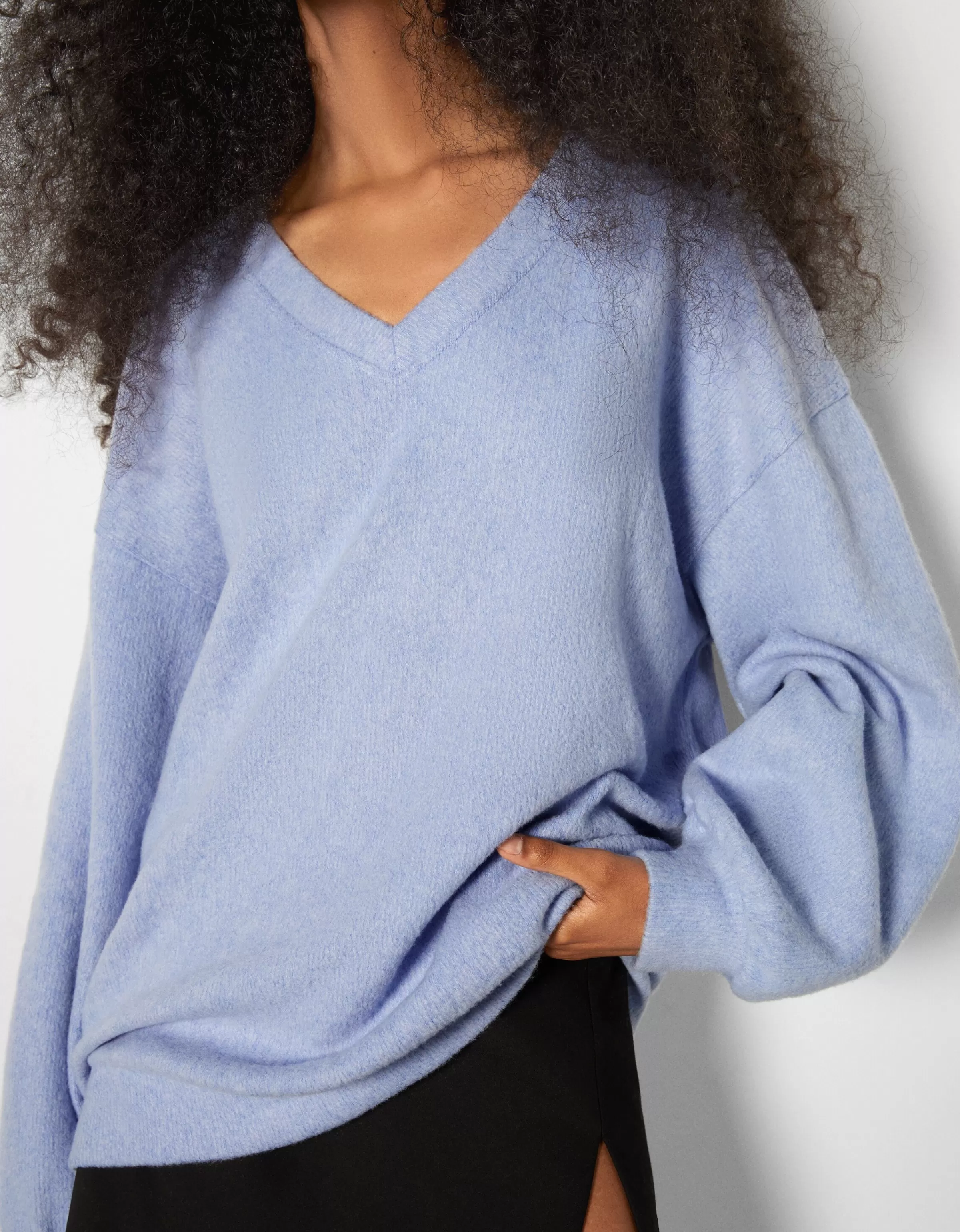 BERSHKA - Maglino Blu con Scollo a V, Morbido e Stilizzato