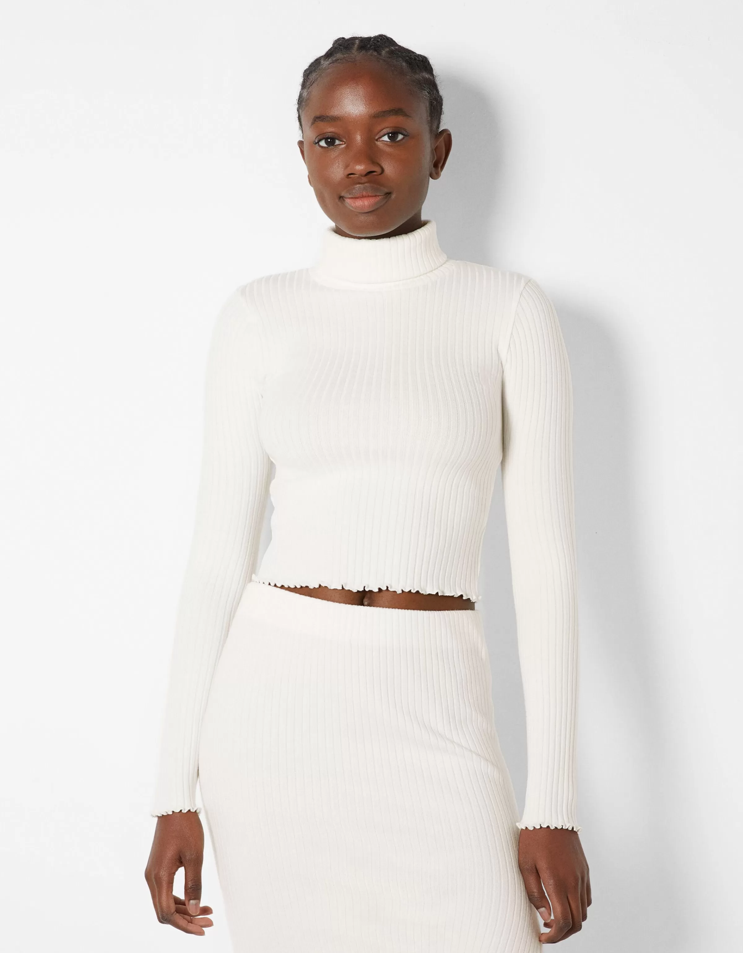 BERSHKA. Maglioncino morbido con collo alto - Tinta classica cammello per un look casual