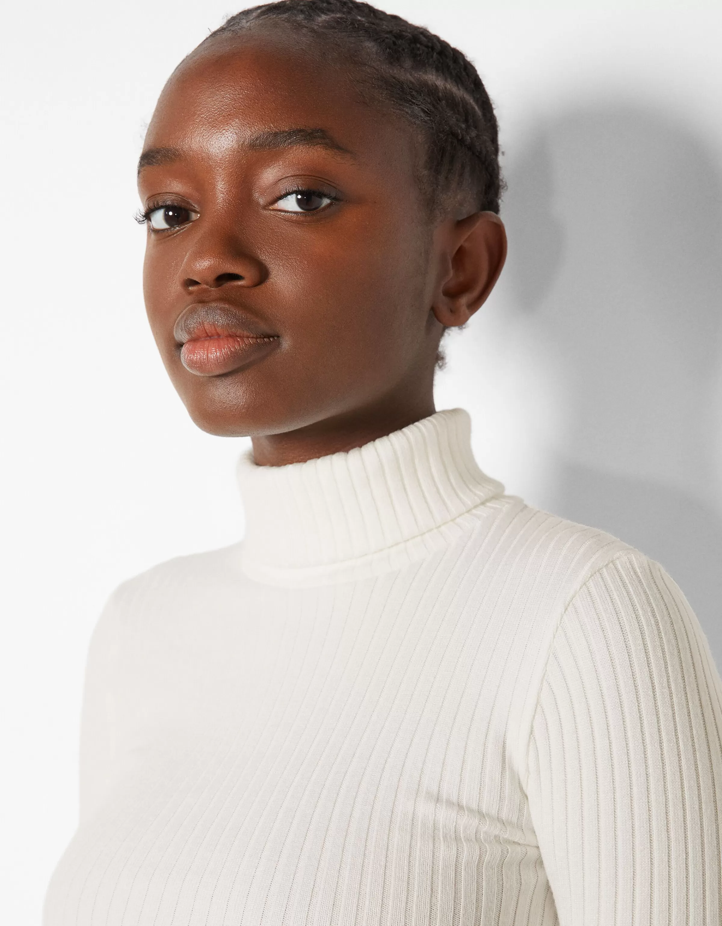 BERSHKA. Maglioncino morbido con collo alto - Tinta classica cammello per un look casual