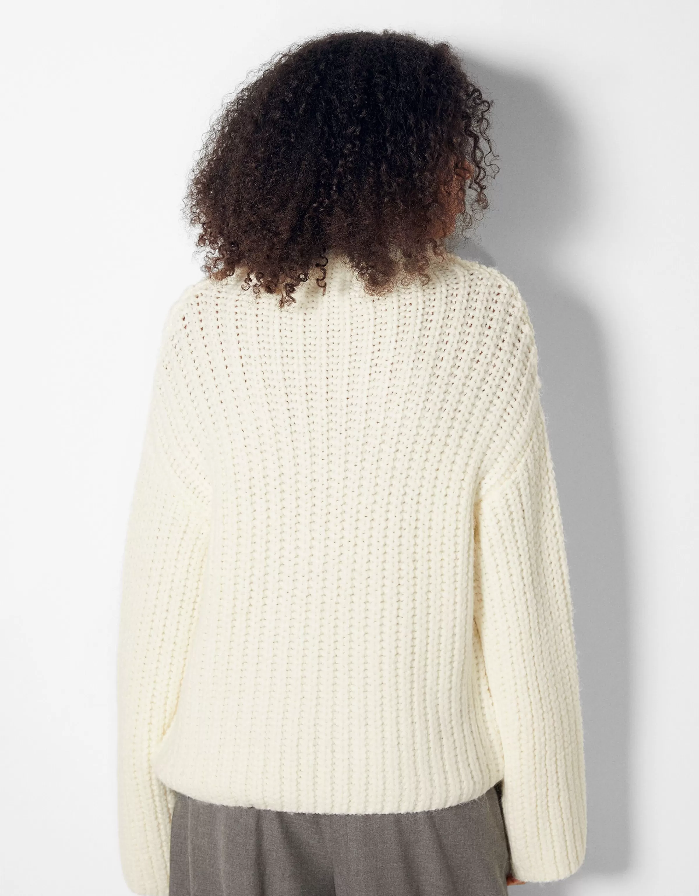 BERSHKA Maglione in cotone con collo alto - Bianco puro per look minimal

(：BERSHKASEO，