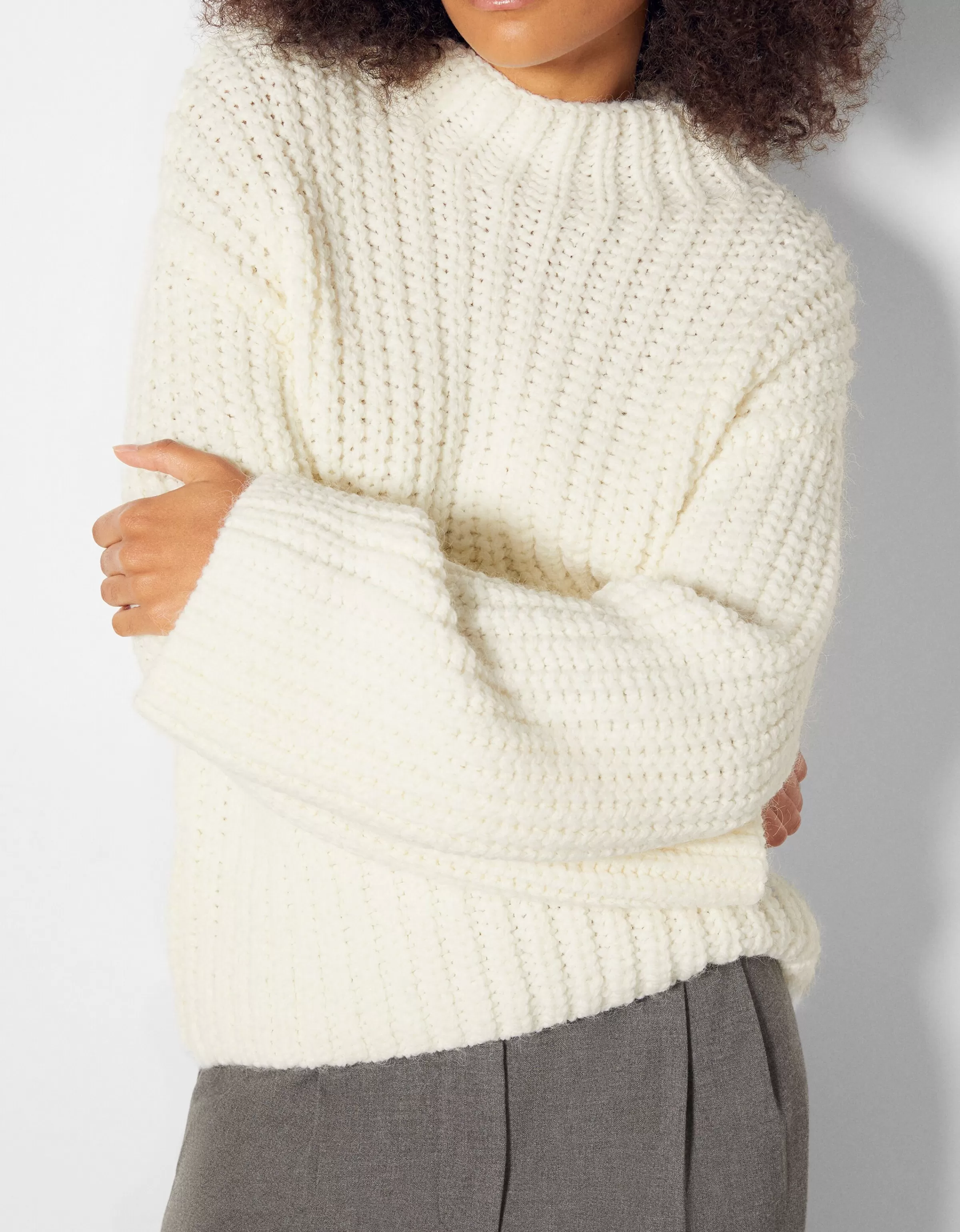 BERSHKA Maglione in cotone con collo alto - Bianco puro per look minimal

(：BERSHKASEO，