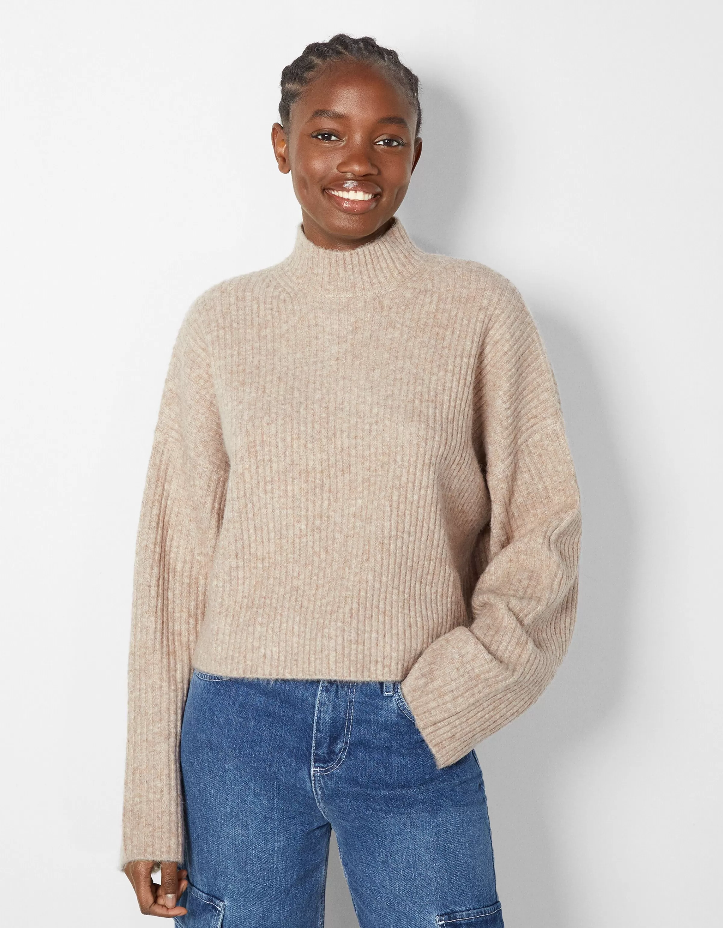 BERSHKA | Maglione con collo alto e dettaglio a coste in tonalità sabbia