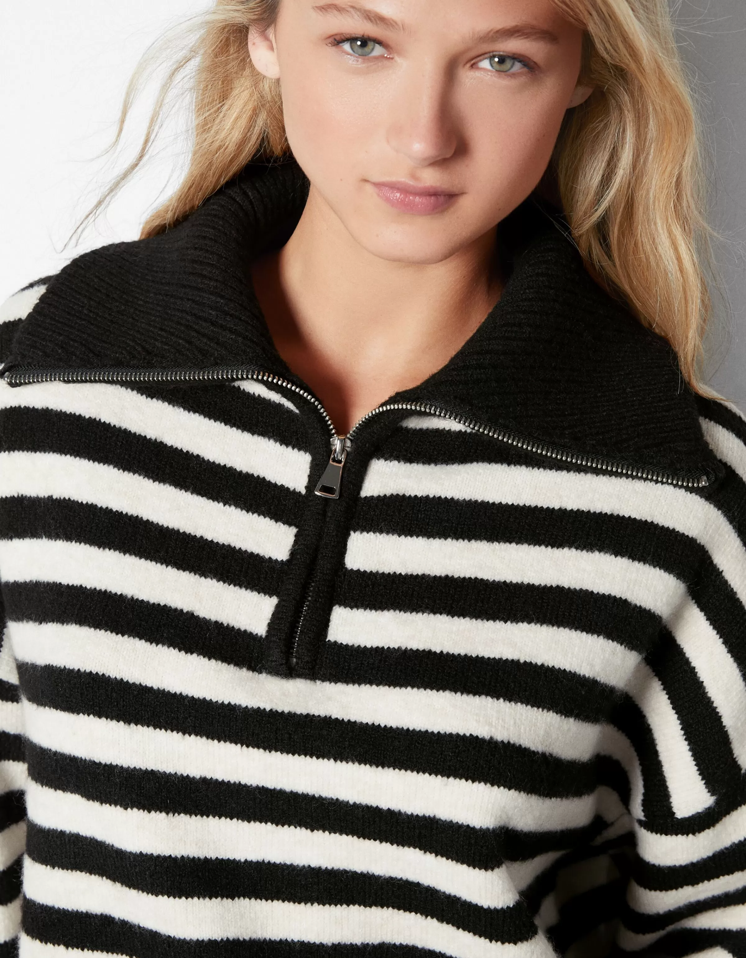 BERSHKA Felpa Teen BSK Zip con Collo Alto in Tinta Unita Grigio Scuro