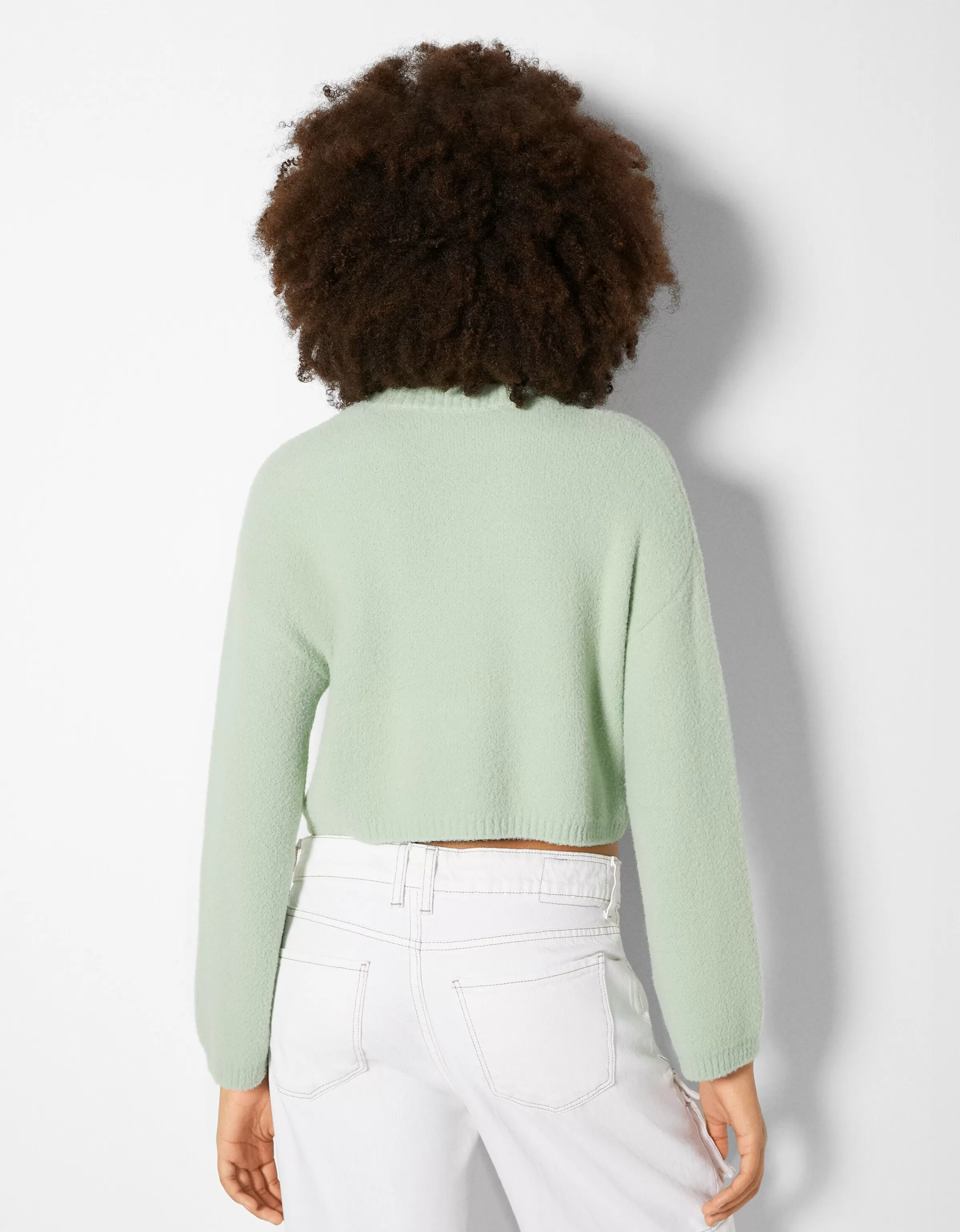 BERSHKA. Maglione in maglia morbida con scollatura rotonda - Verde foglia autunnale
