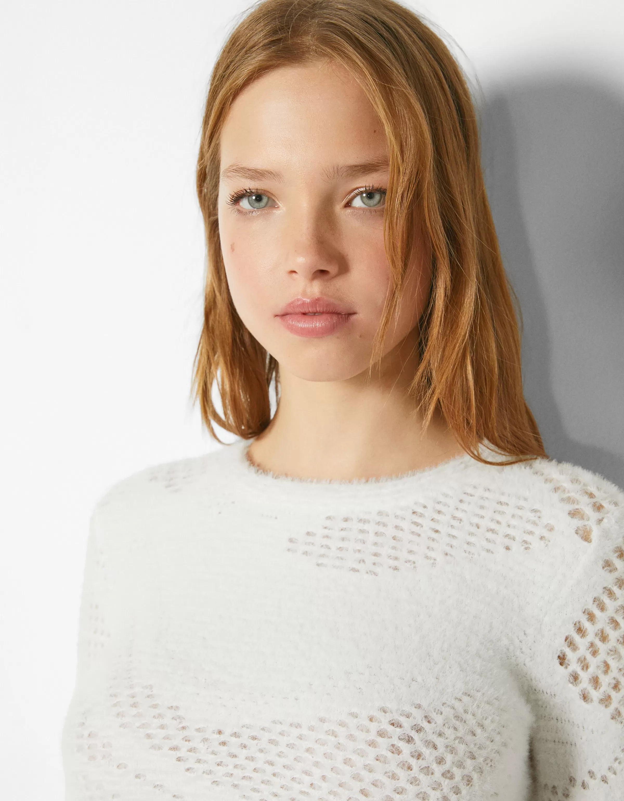 BERSHKA Maglione a Collo Tondo in Tinta Avorio – Tessuto Morbido e Confezione Premium