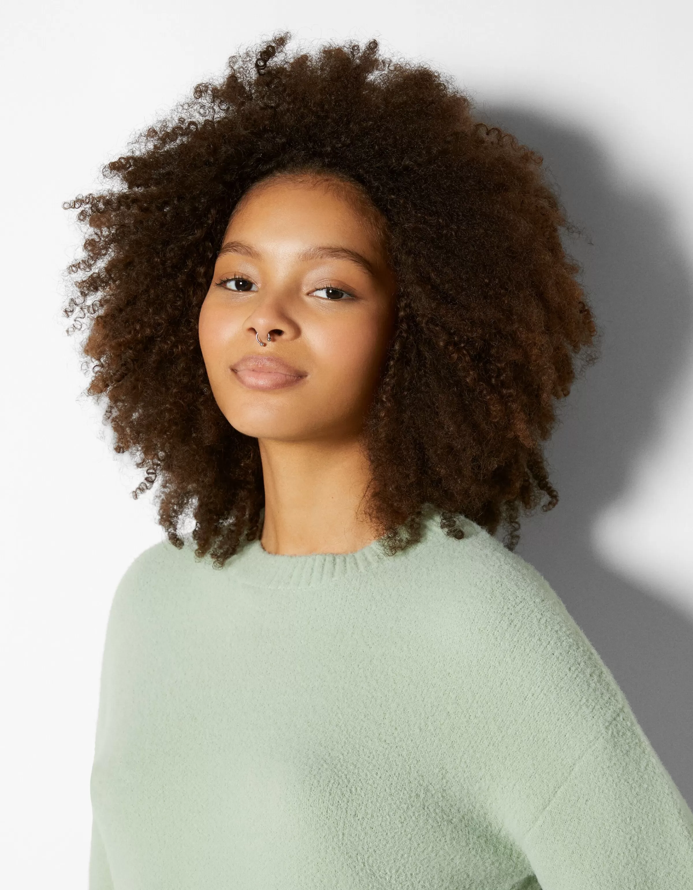 BERSHKA. Maglione in maglia morbida con scollatura rotonda - Verde foglia autunnale