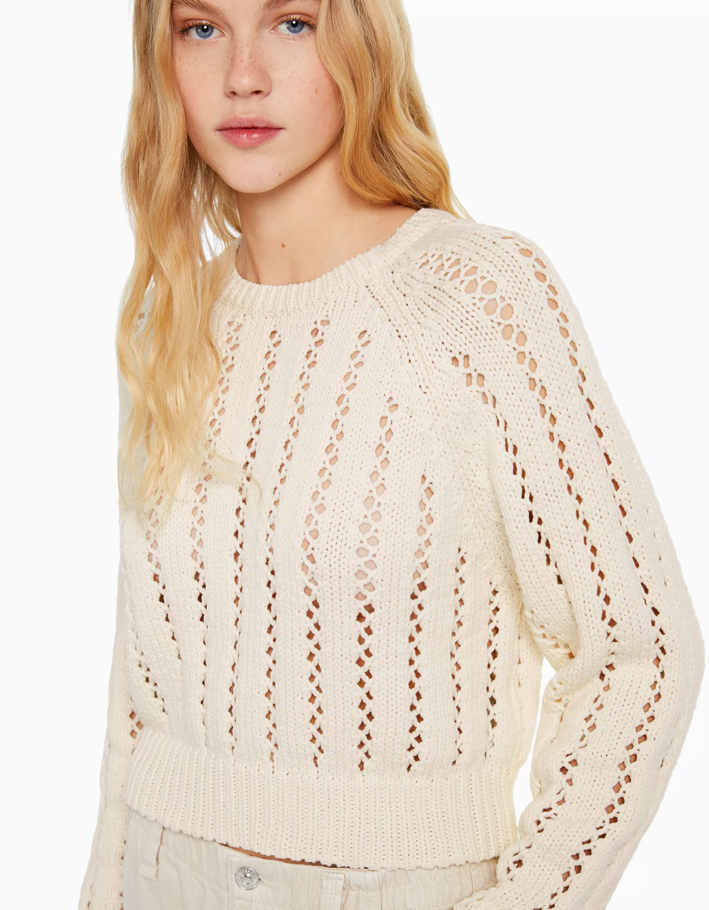 BERSHKA Maglioncino Crop Traforato con Scollo Rotondo - Beige Avorio