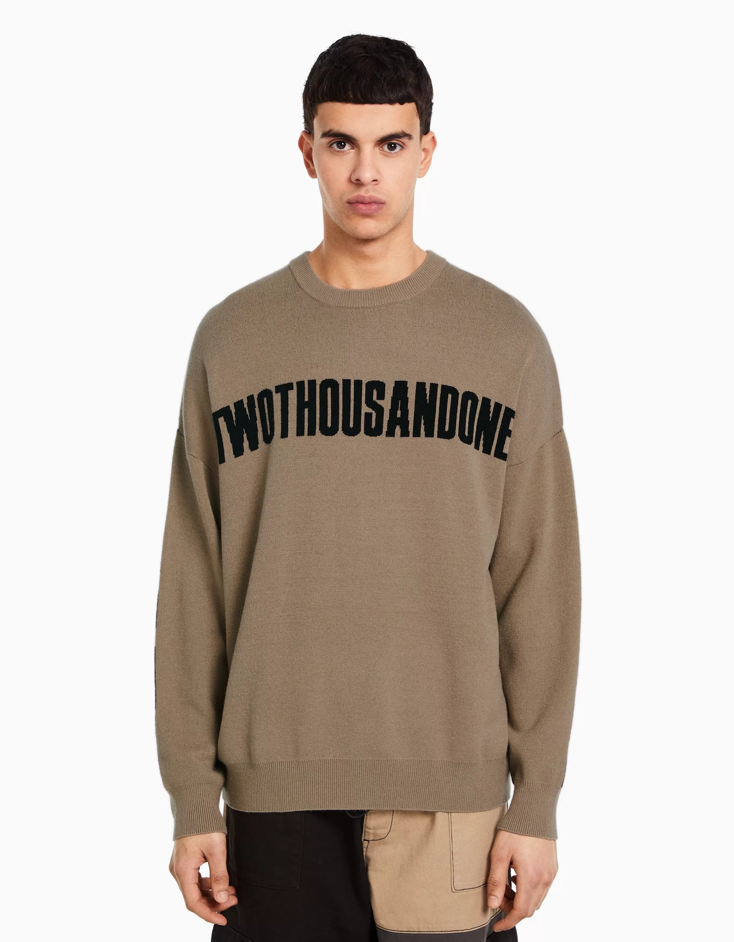 BERSHKA Maglione Casual con Stampa Testurale - Tinta Unita Marrone Chiaro per Look Autunnali